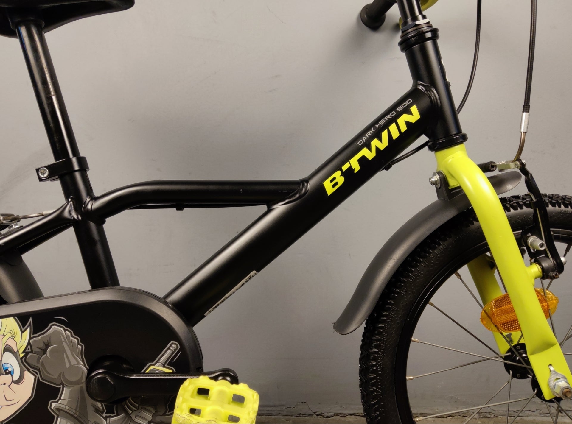 B'twin Dark Hero 500 Kids Bike
