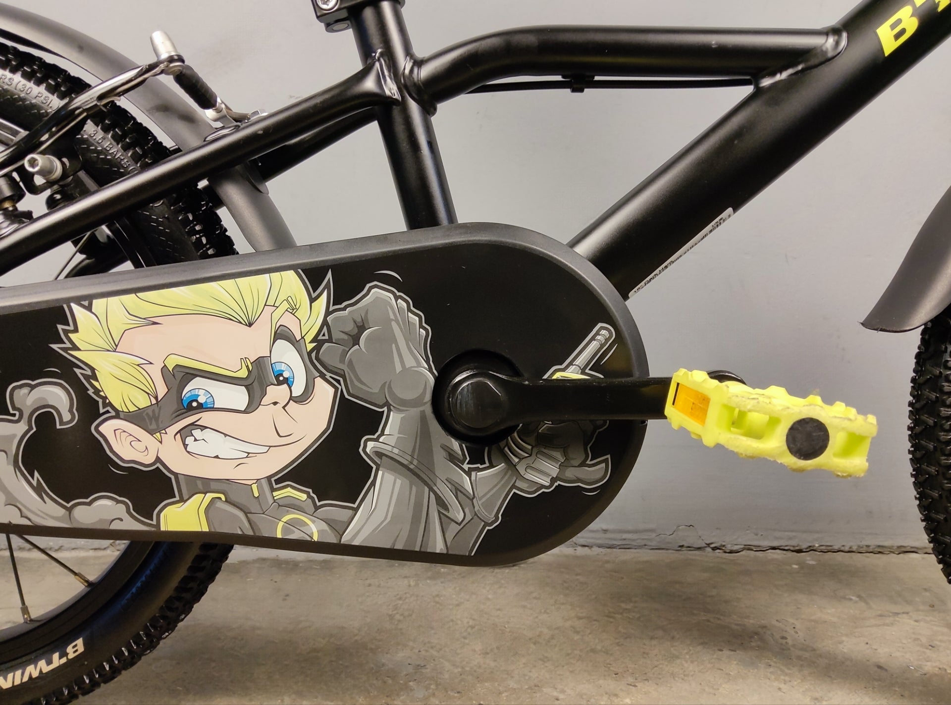 B'twin Dark Hero 500 Kids Bike