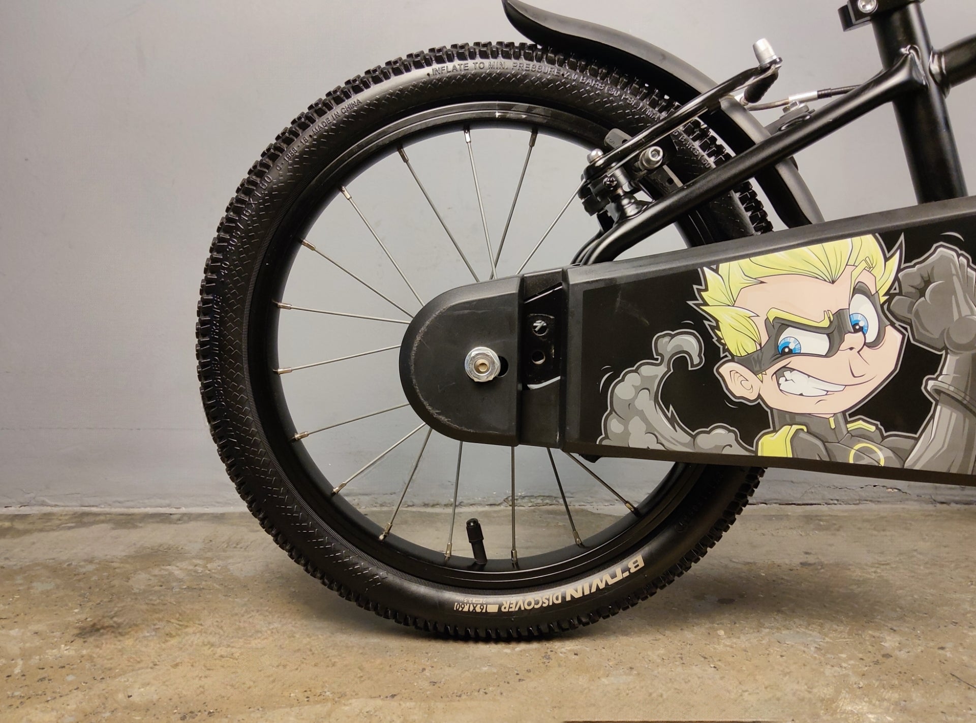 B'twin Dark Hero 500 Kids Bike