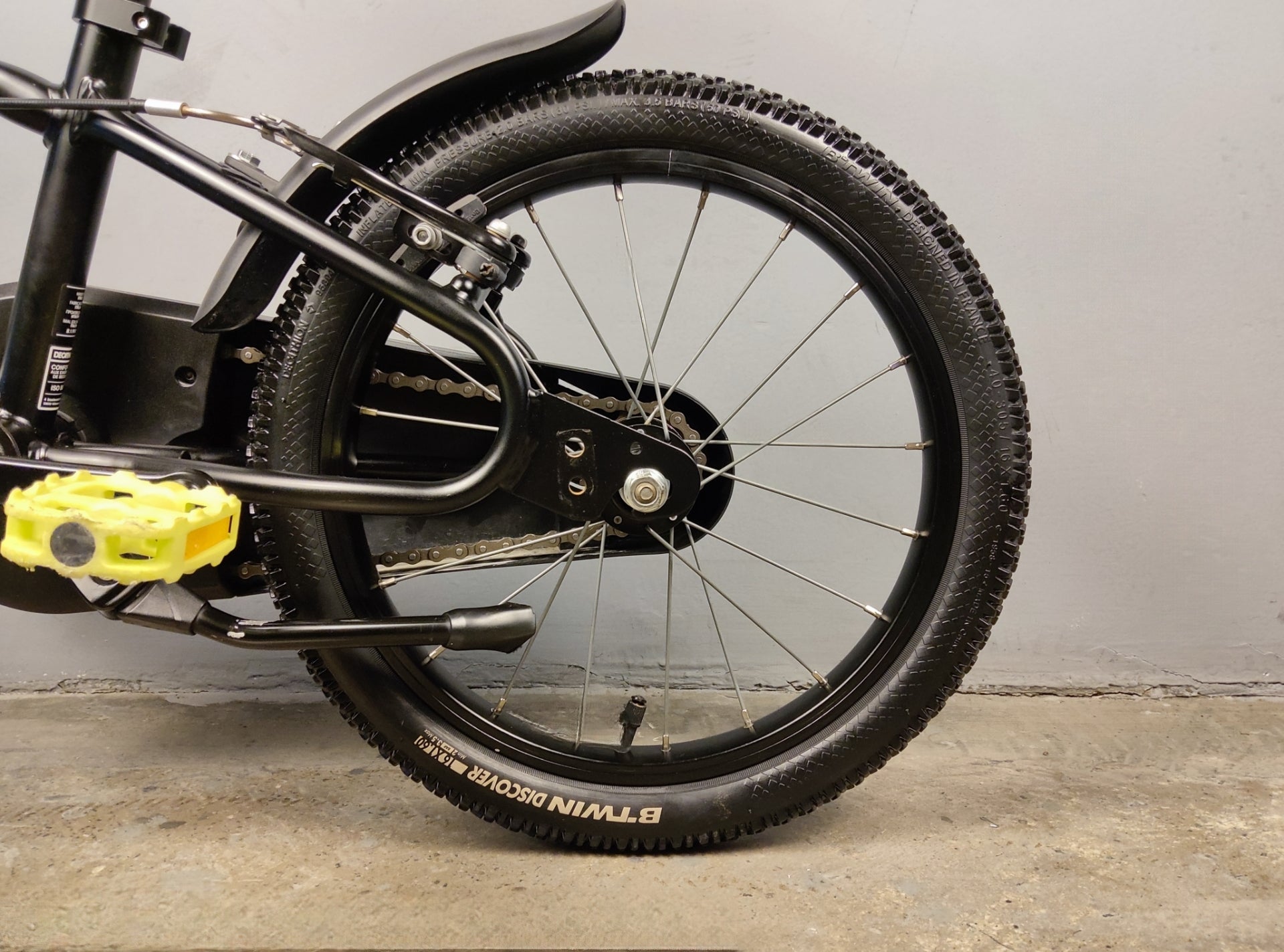 B'twin Dark Hero 500 Kids Bike