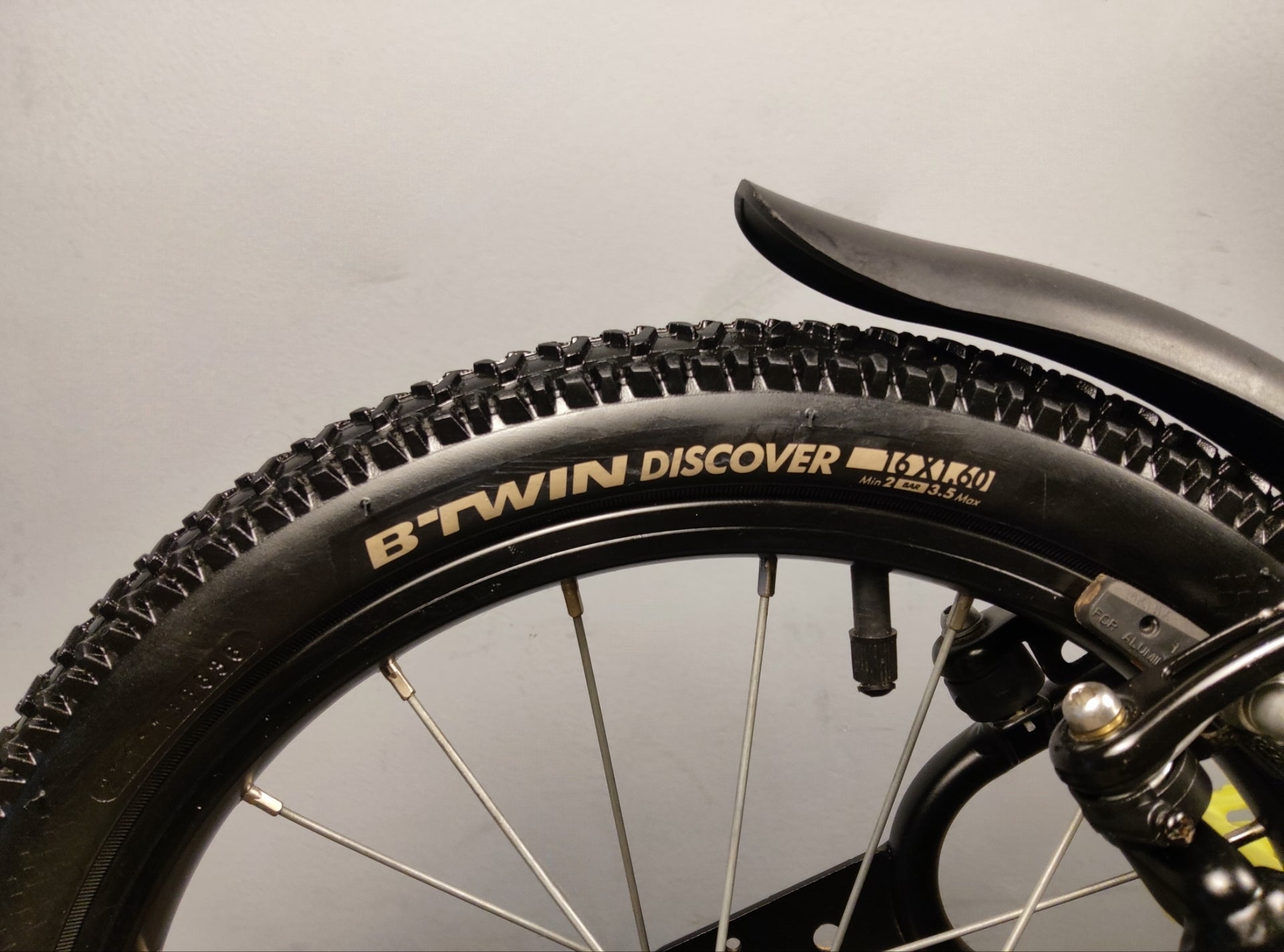 B'twin Dark Hero 500 Kids Bike
