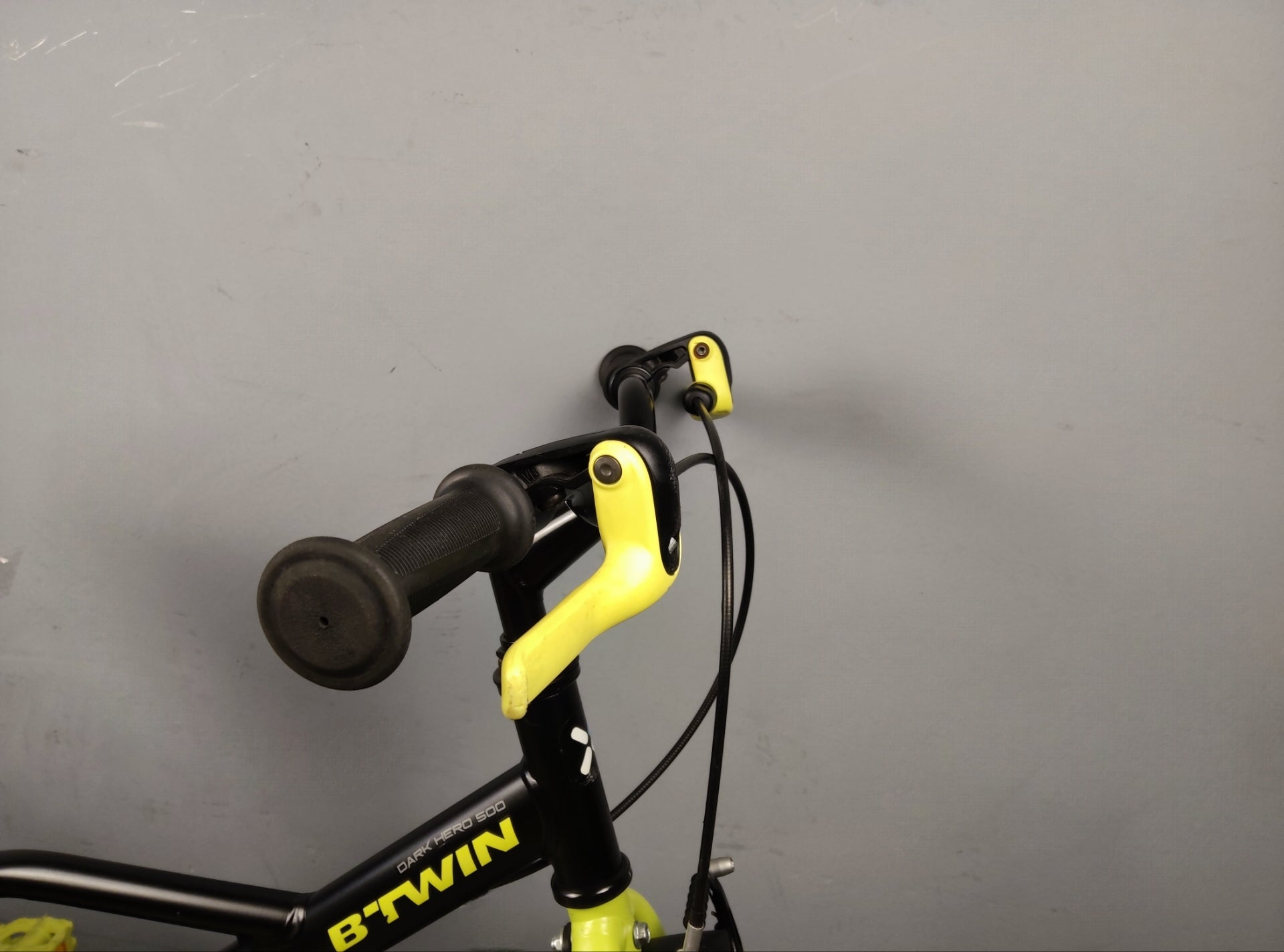 B'twin Dark Hero 500 Kids Bike