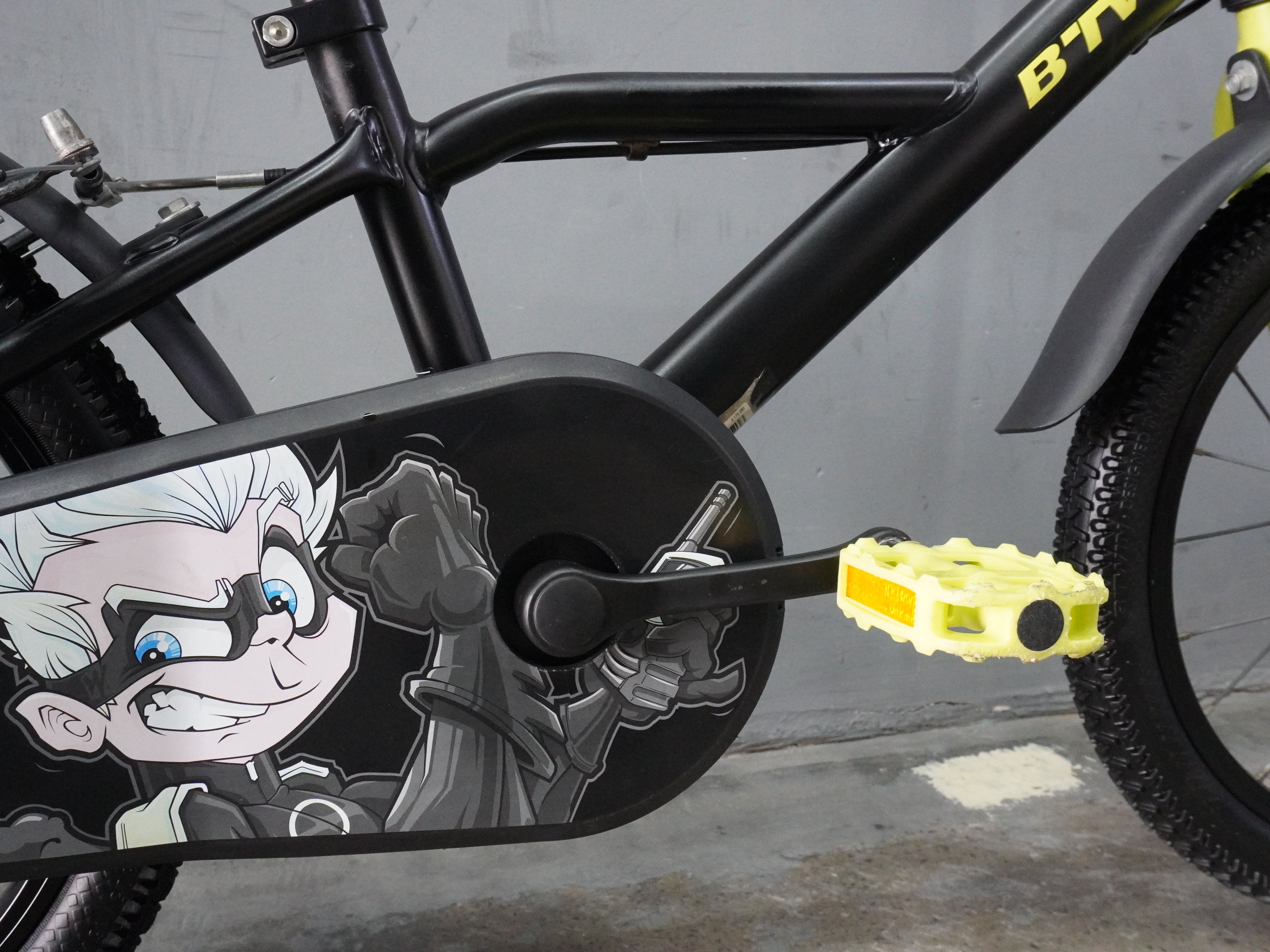 B'twin Dark Hero 500 Kids Bikes