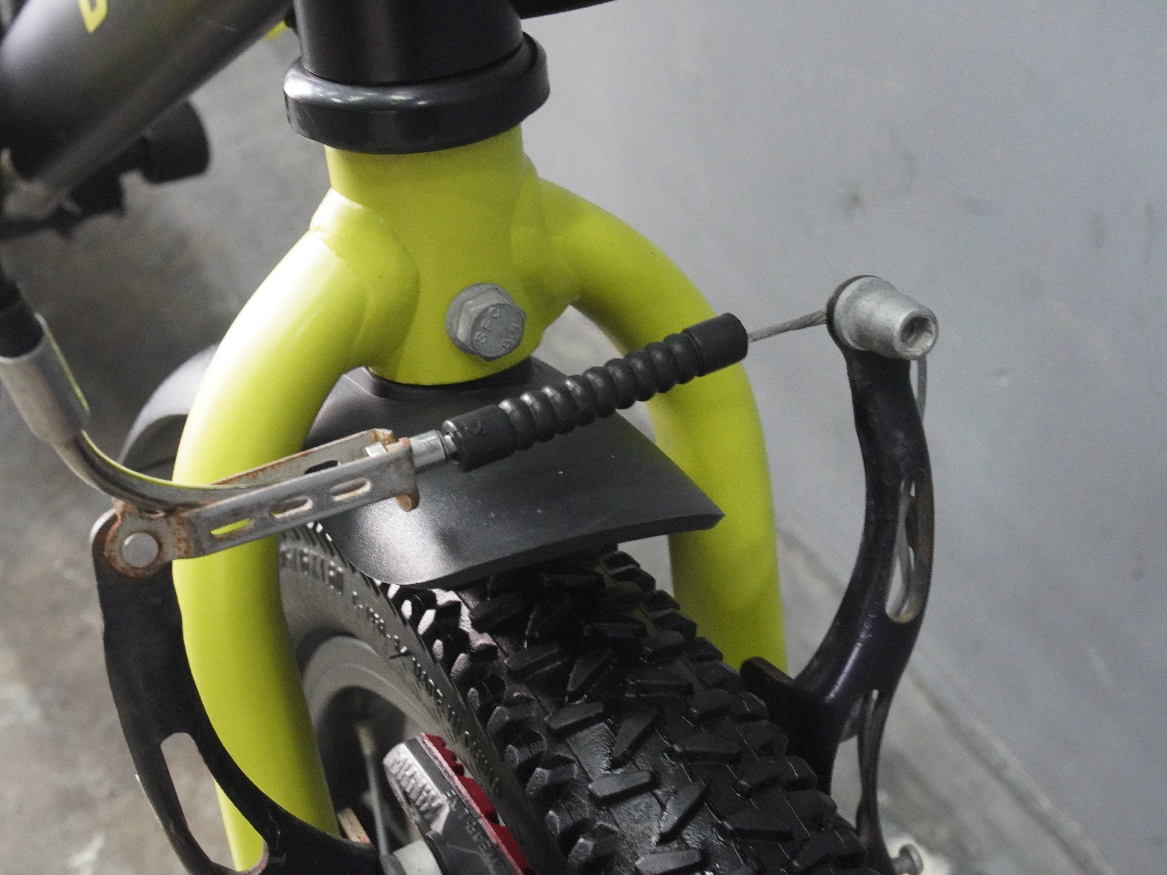 B'twin Dark Hero 500 Kids Bikes