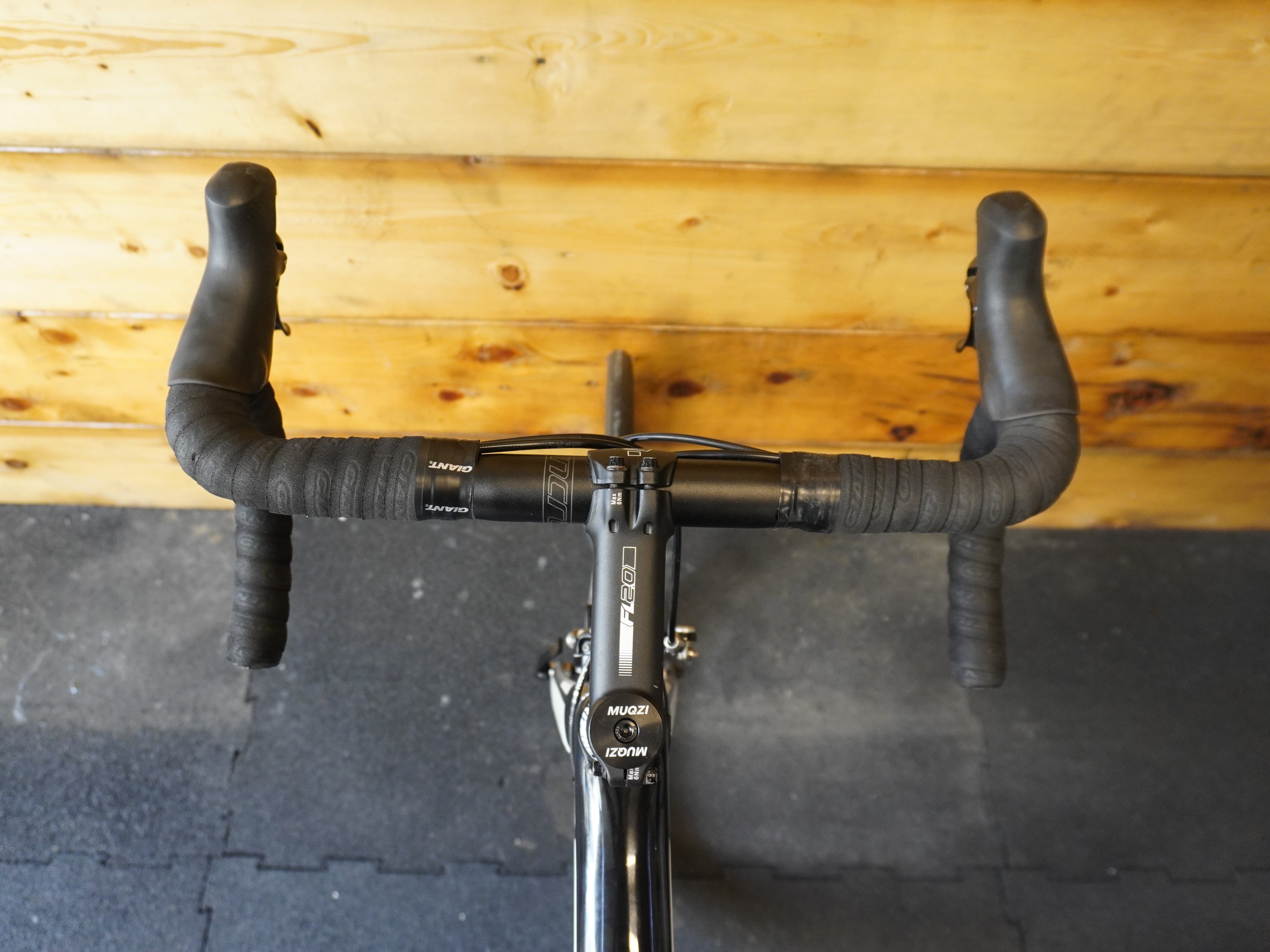 RENT Scott Addict 30 Road Bike