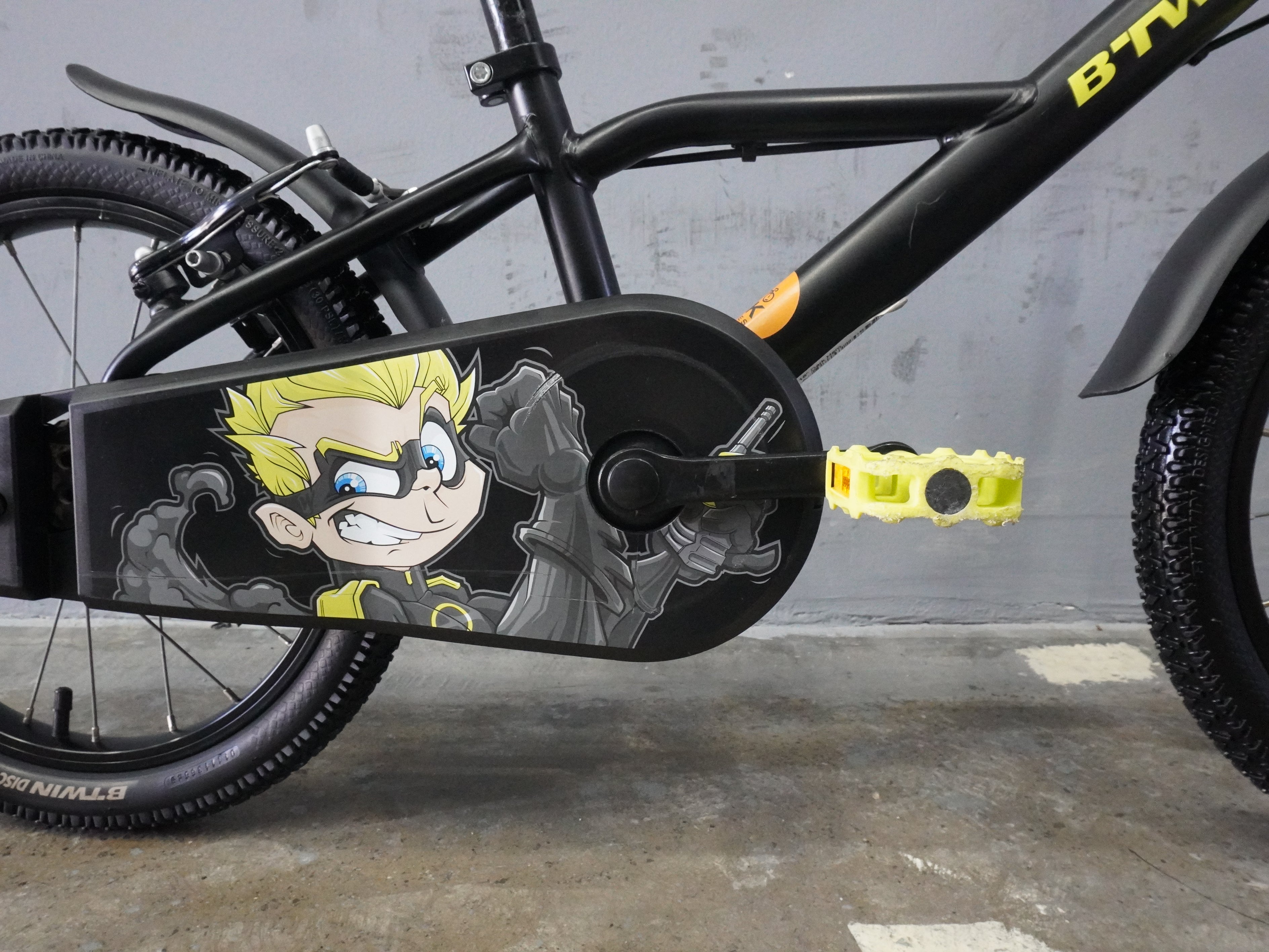 B'twin Dark Hero 500 Kids Bike