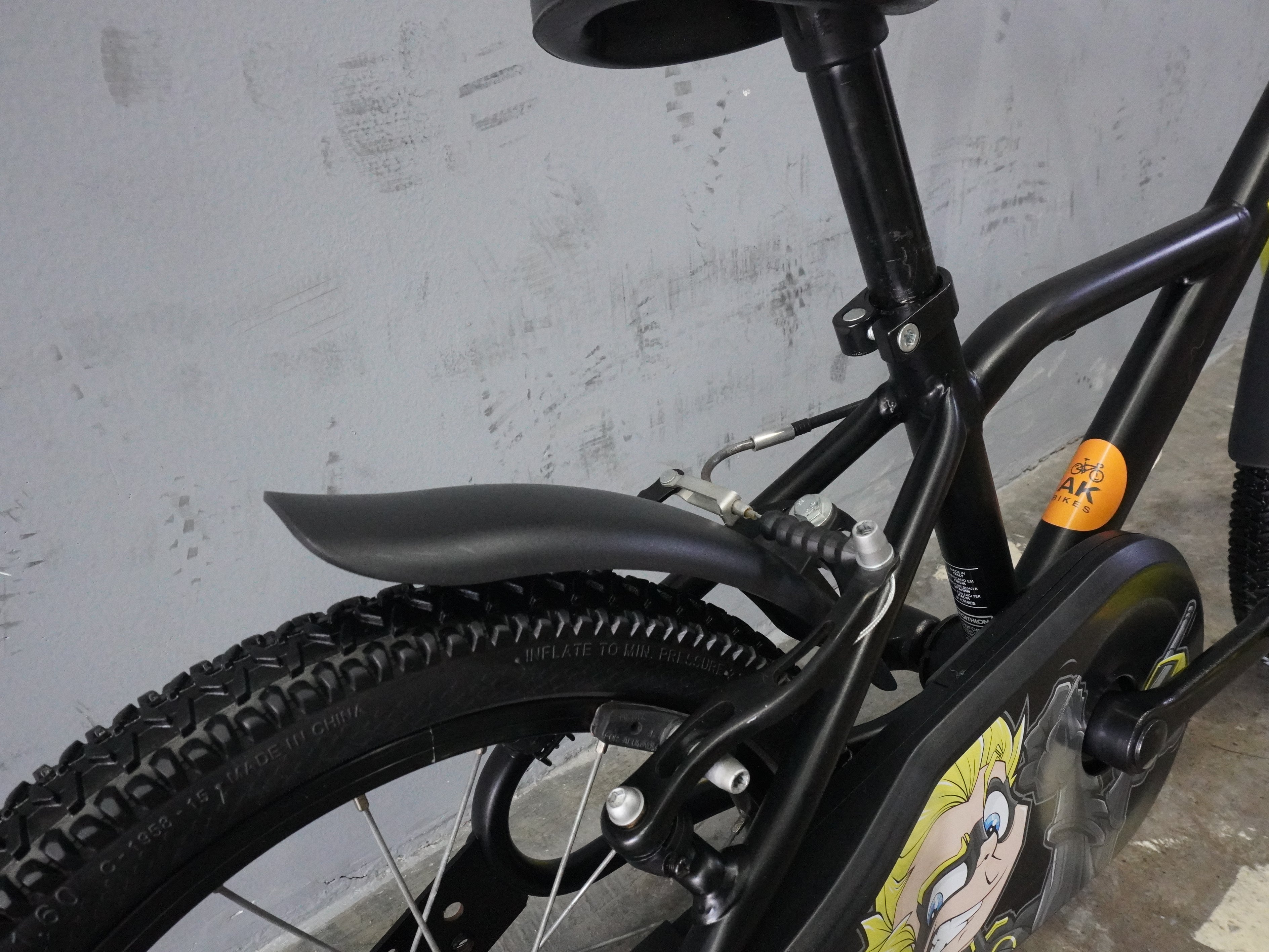 B'twin Dark Hero 500 Kids Bike
