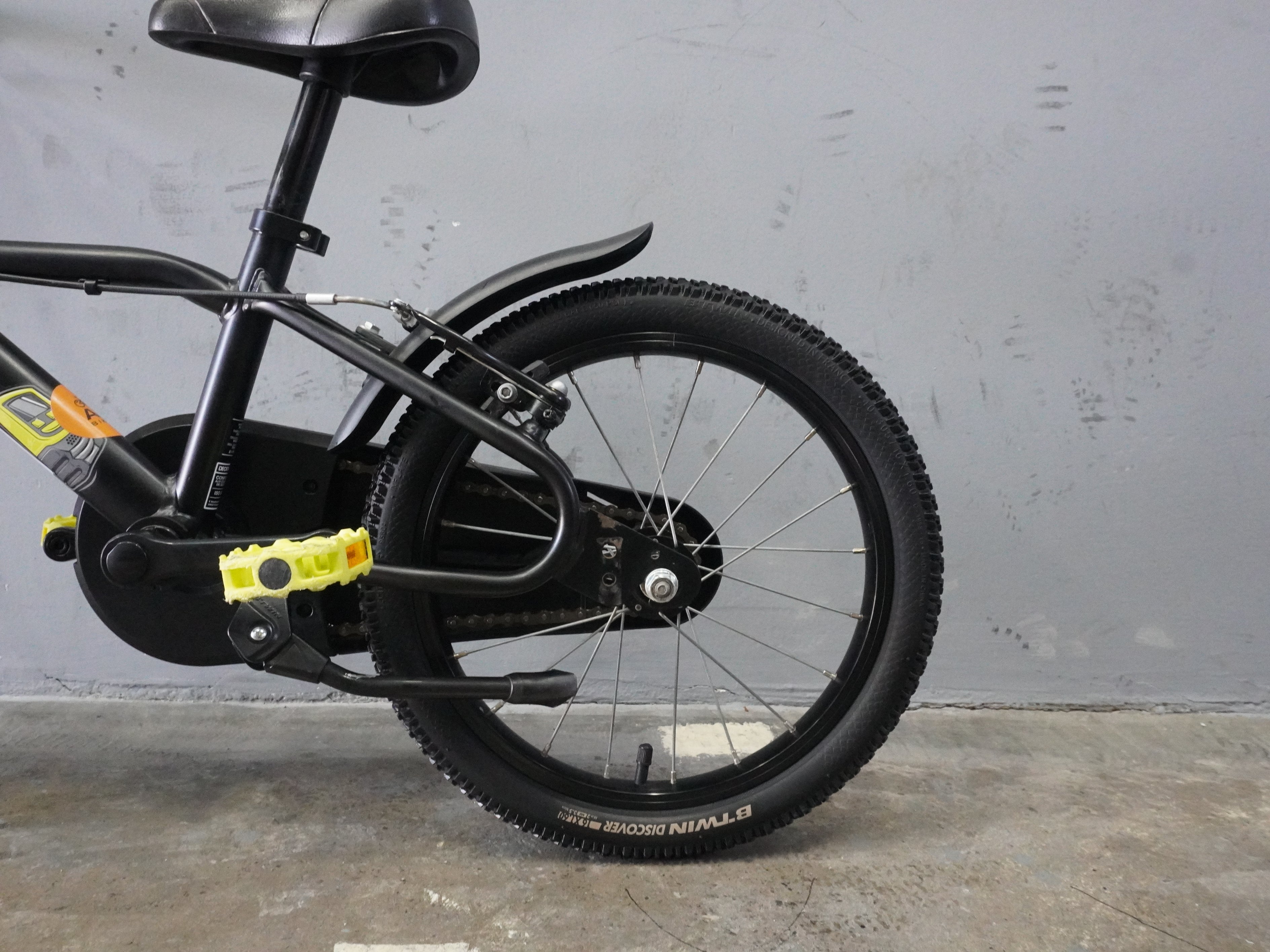 B'twin Dark Hero 500 Kids Bike