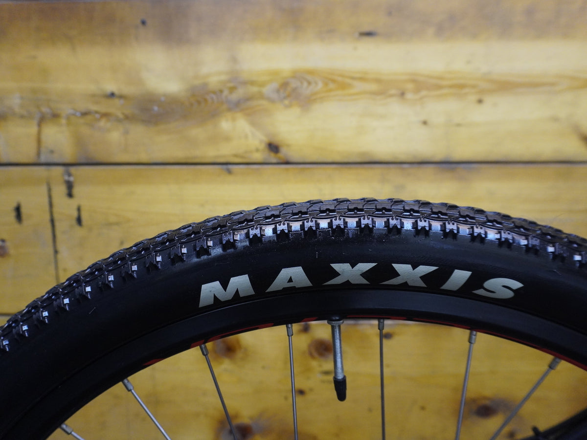RENT Silverback Stride 275MD Mountain Bike