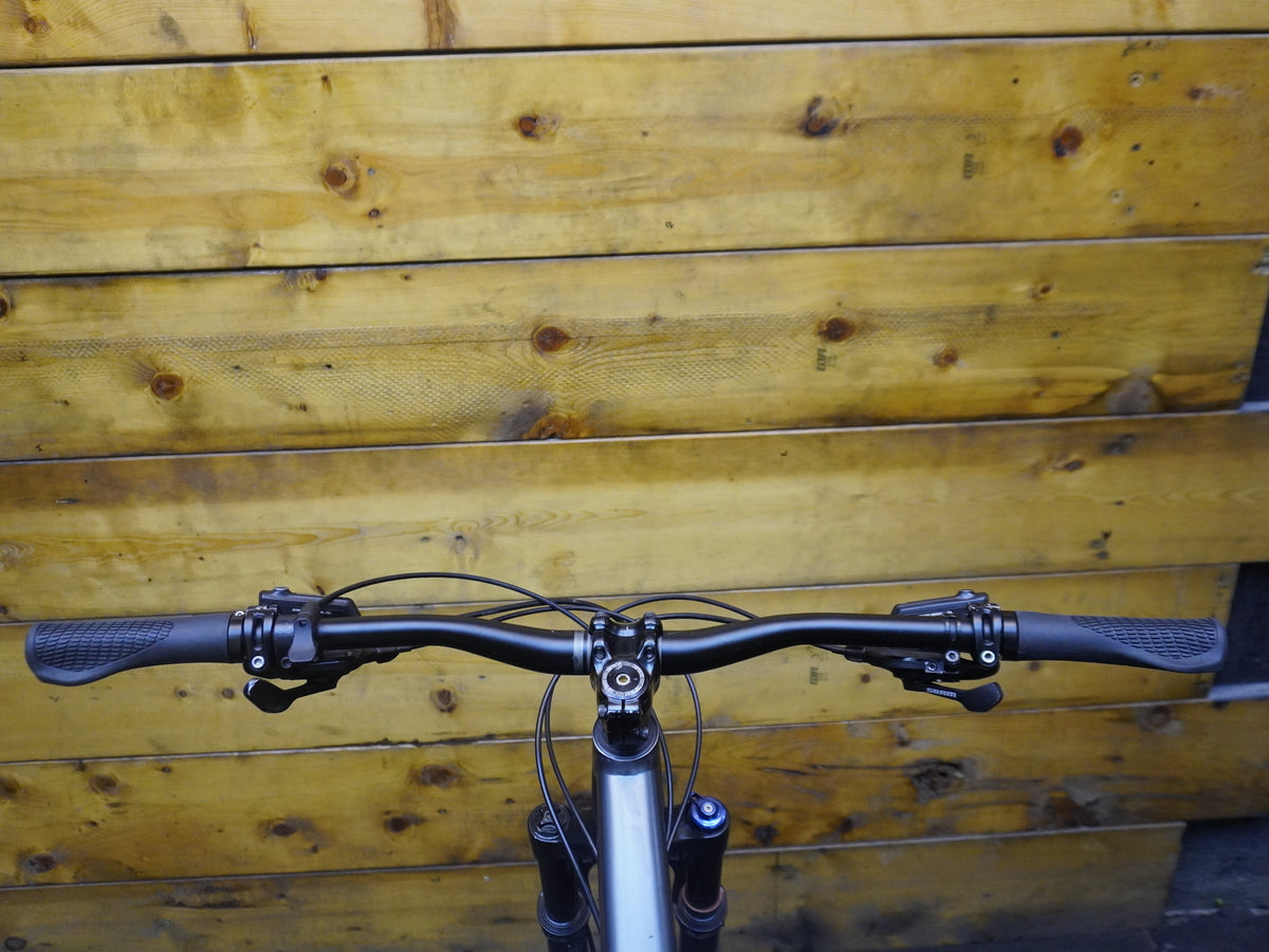 Specialized Camber M5 Mountain Bike