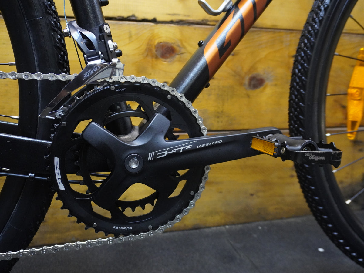 Giant Revolt 2 Gravel Bike