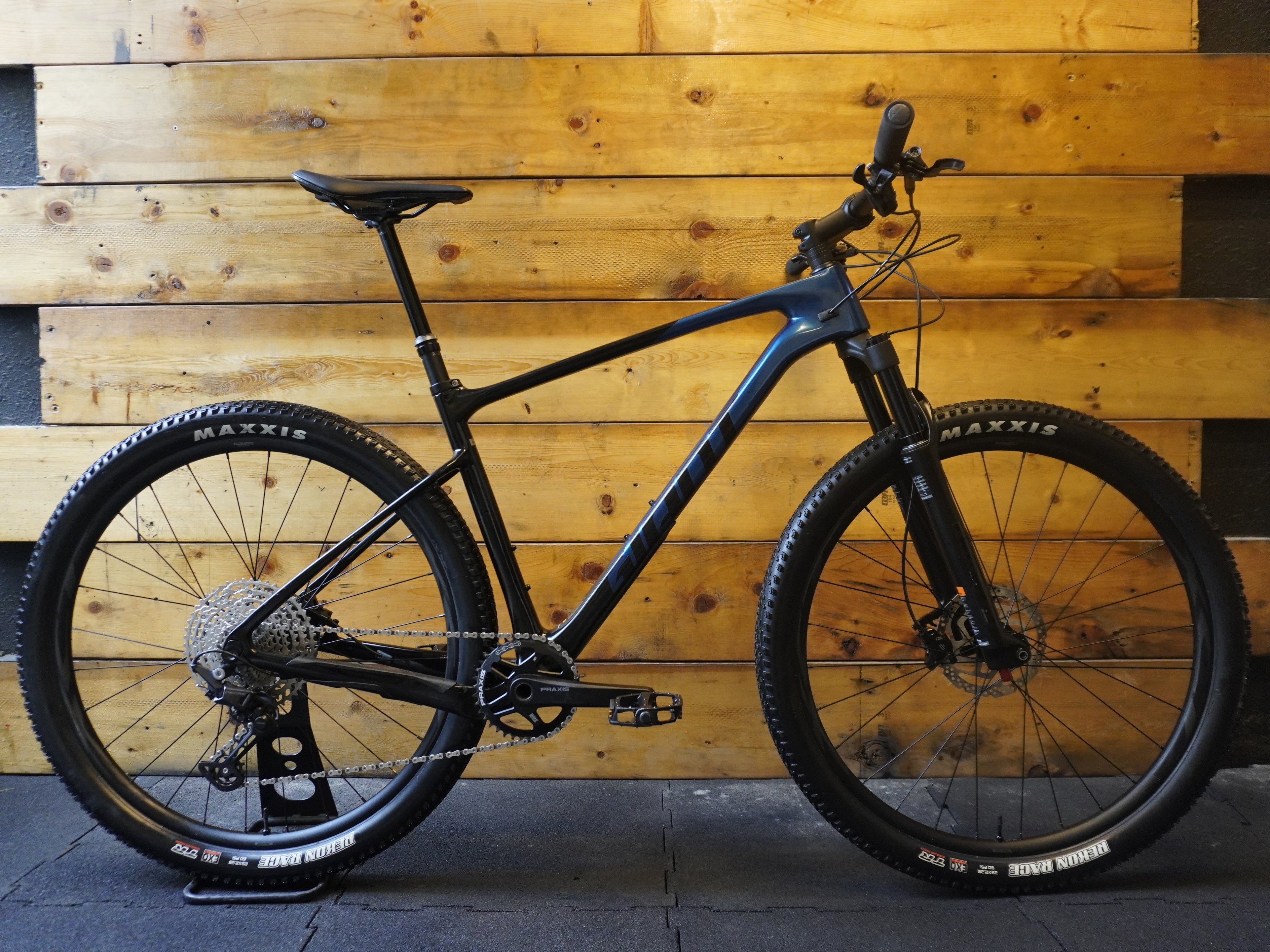 RENT Giant XTC Advanced 3 Mountain Bike