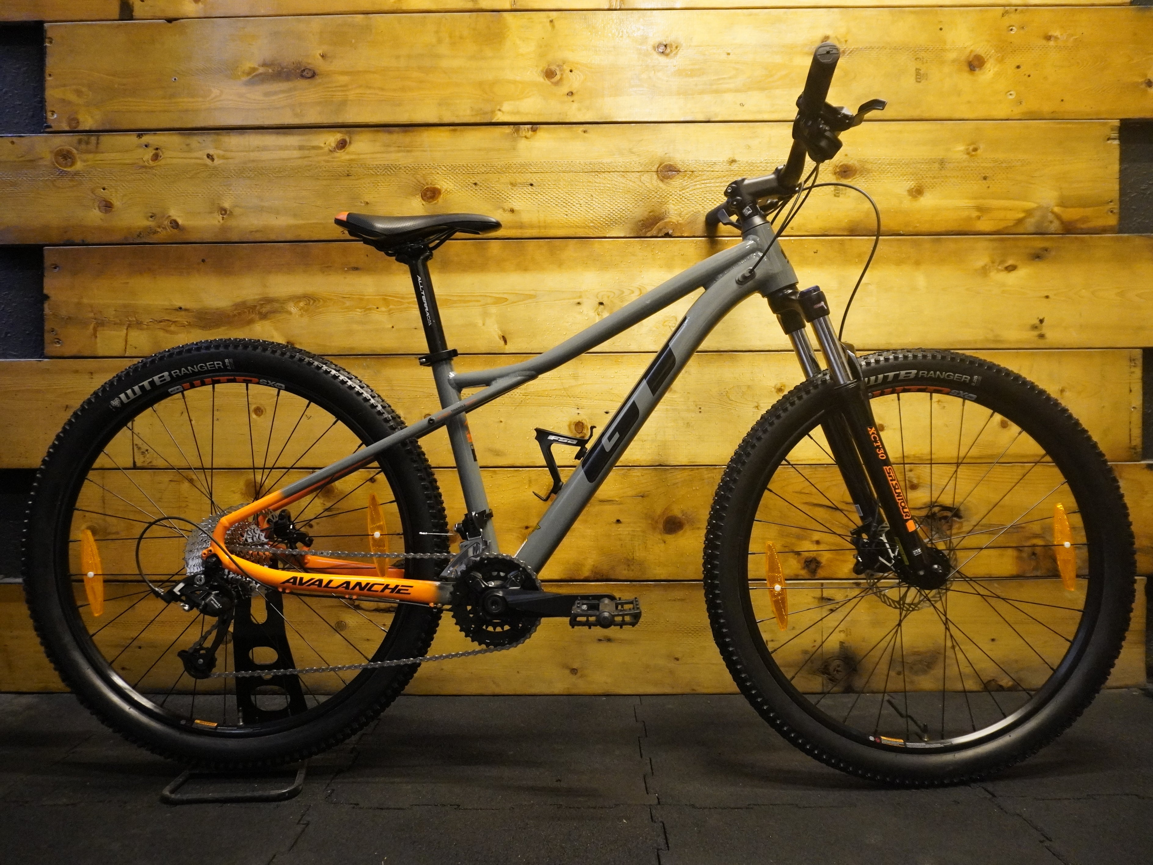 RENT GT Avalanche Sport Mountain Bike