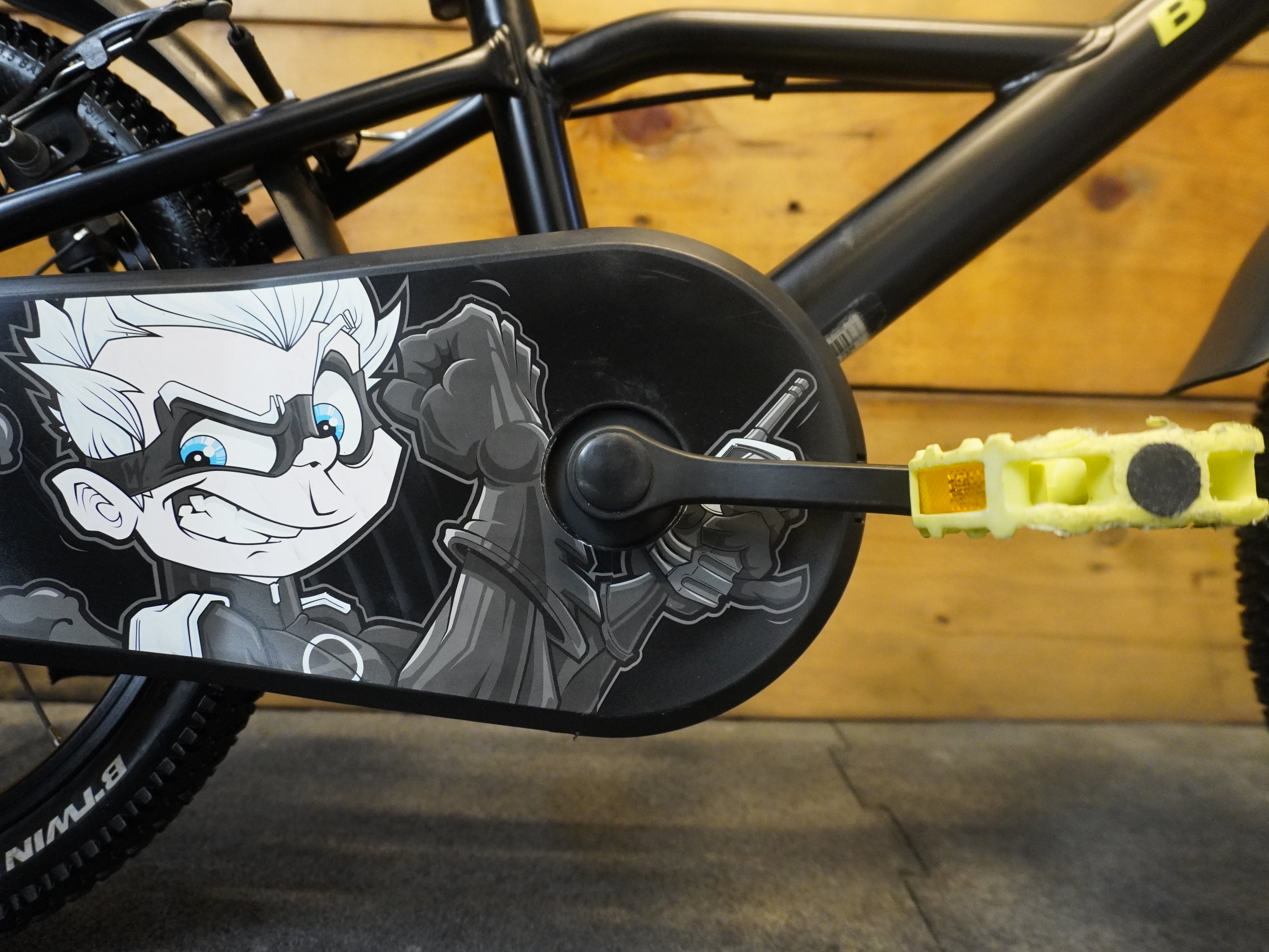 RENT B'twin Dark Hero 500 Kids Bike