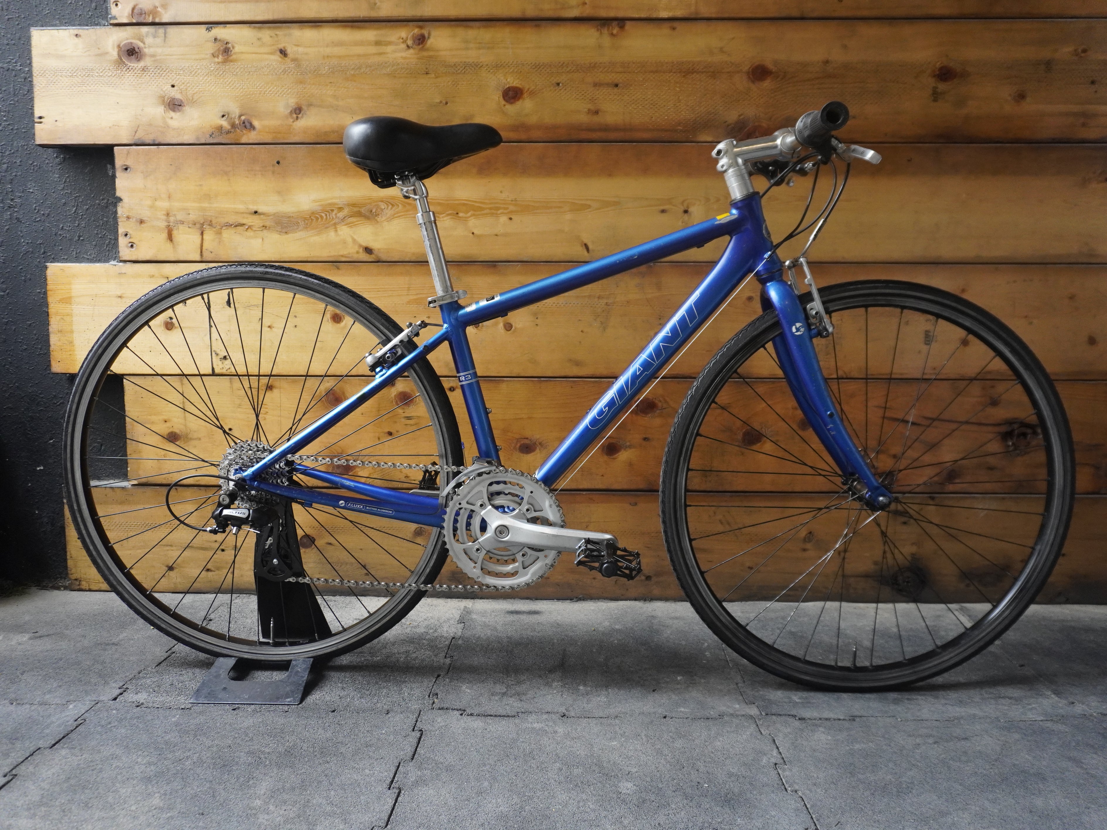 Giant R3 Hybrid bike
