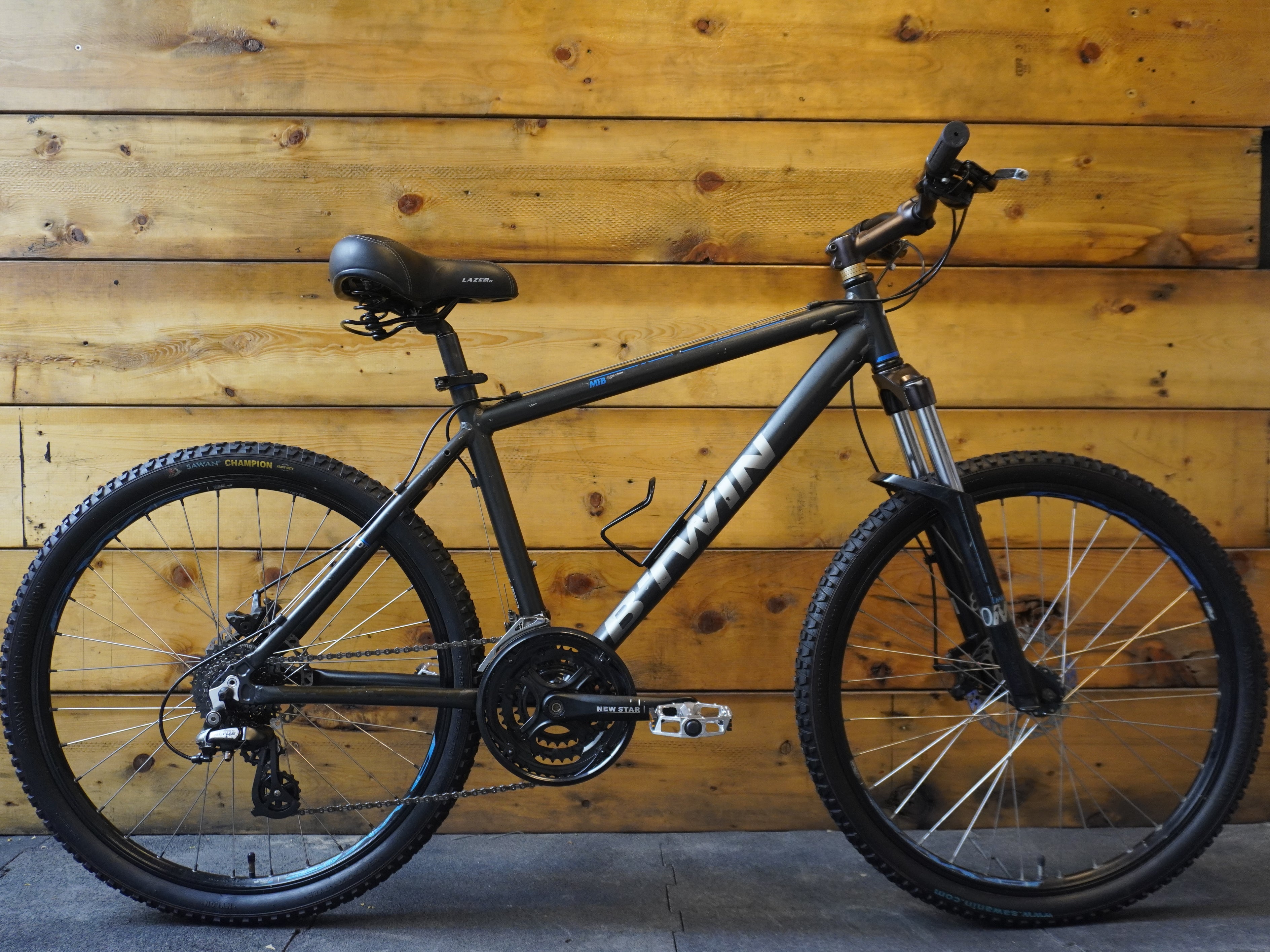 RENT B'Twin Rockrider 500 Mountain Bike