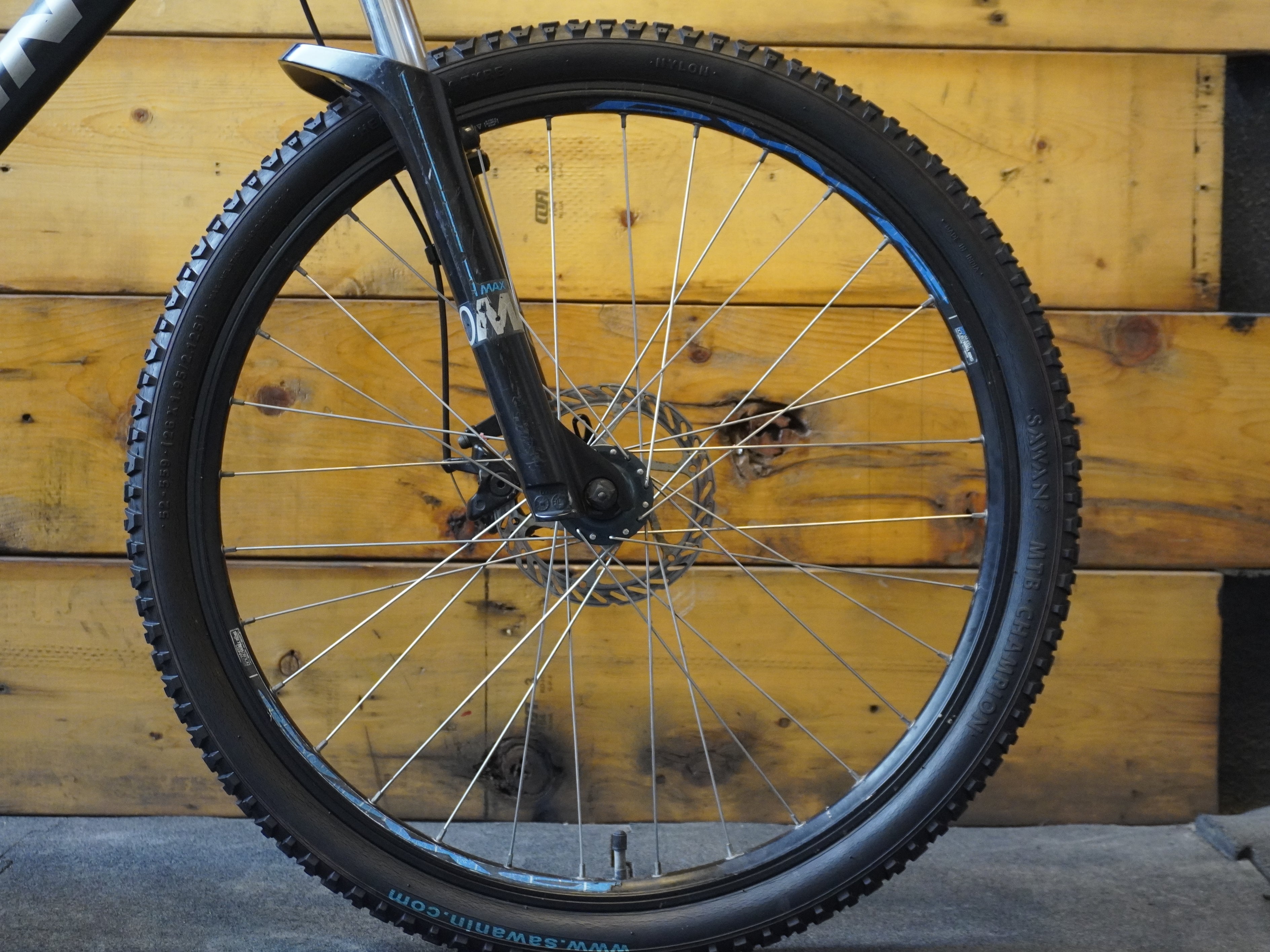 RENT B'Twin Rockrider 500 Mountain Bike