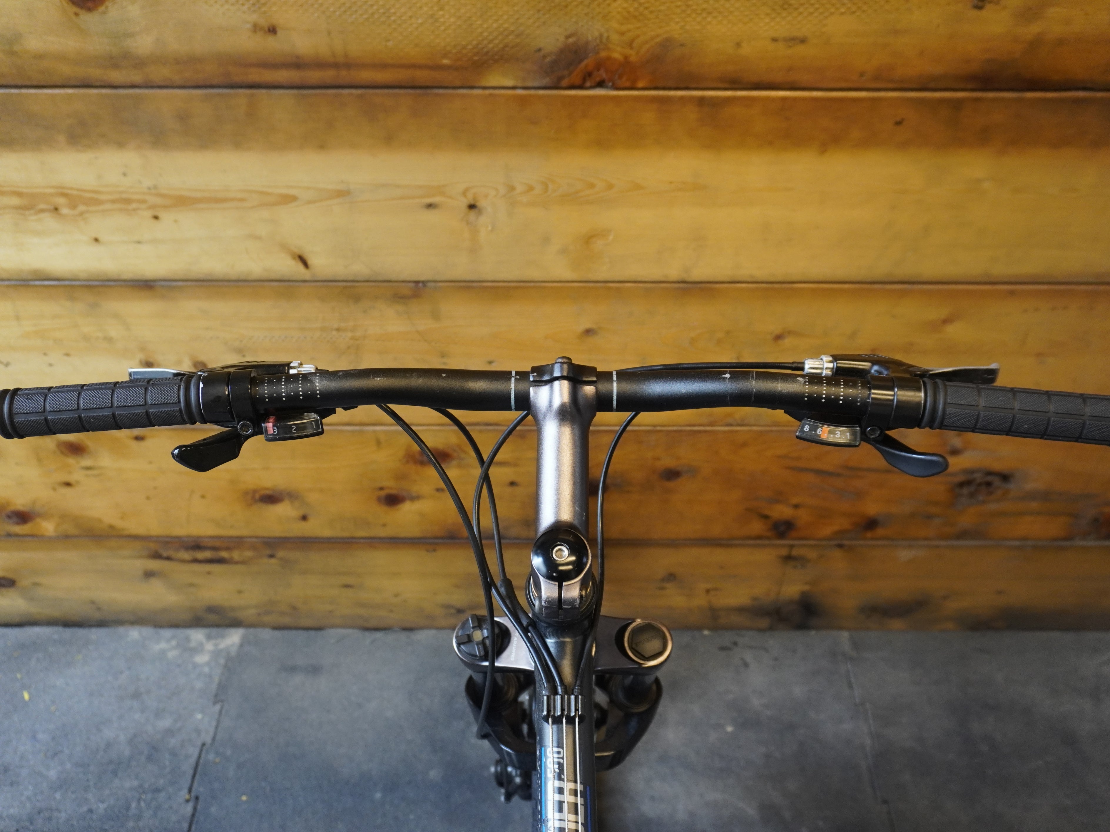 RENT B'Twin Rockrider 500 Mountain Bike