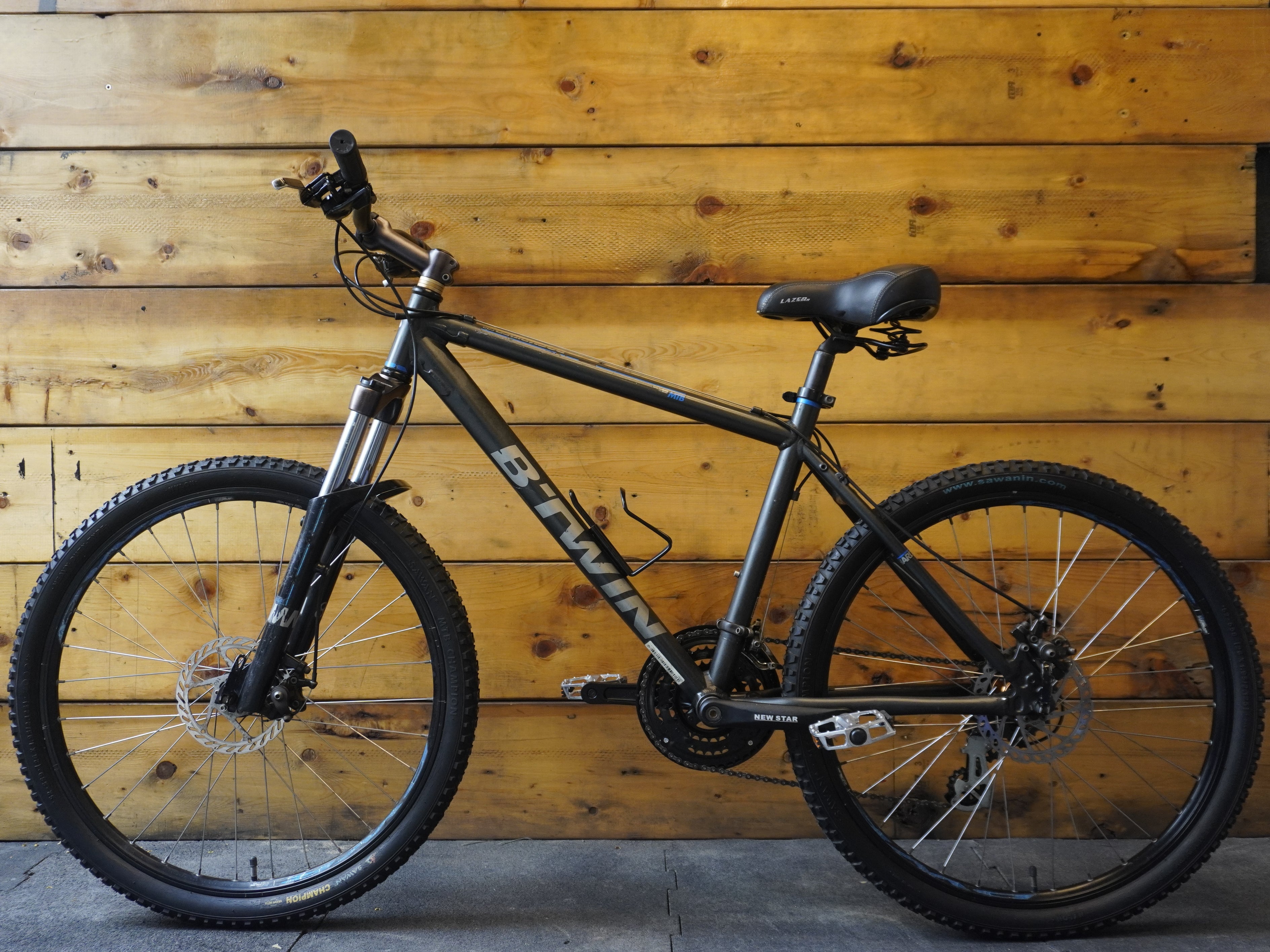 RENT B'Twin Rockrider 500 Mountain Bike