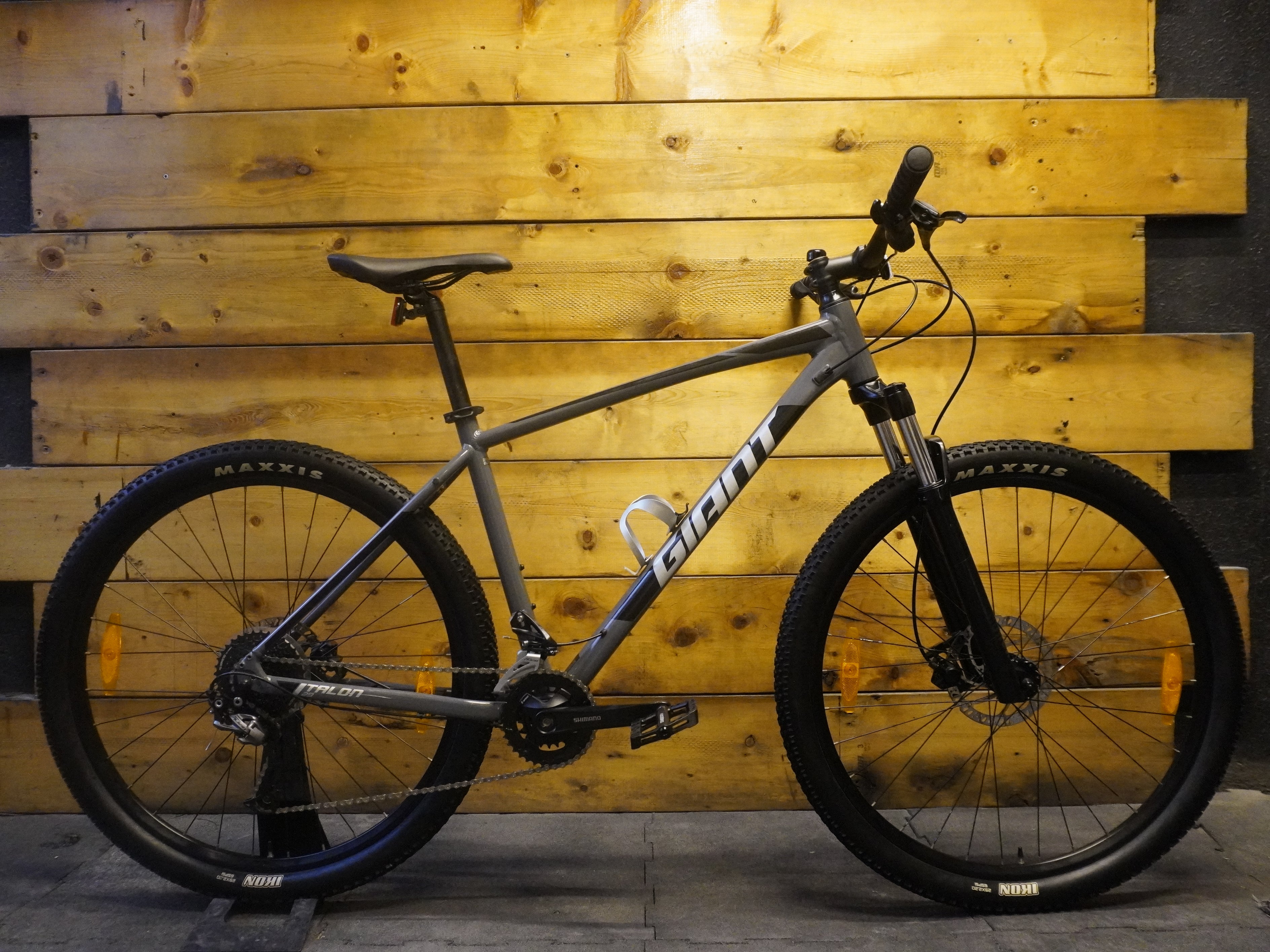 RENT Giant Talon 2 Mountain Bike