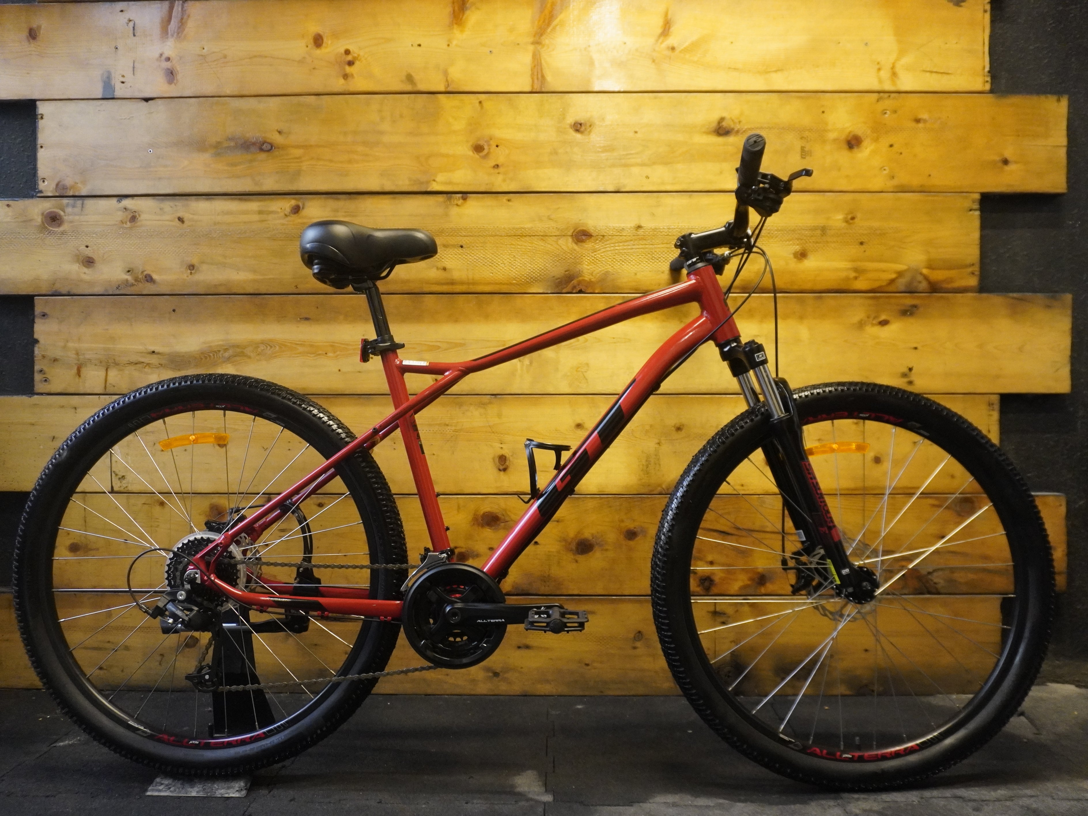 RENT GT Agressor Sport 9R Mountain Bike