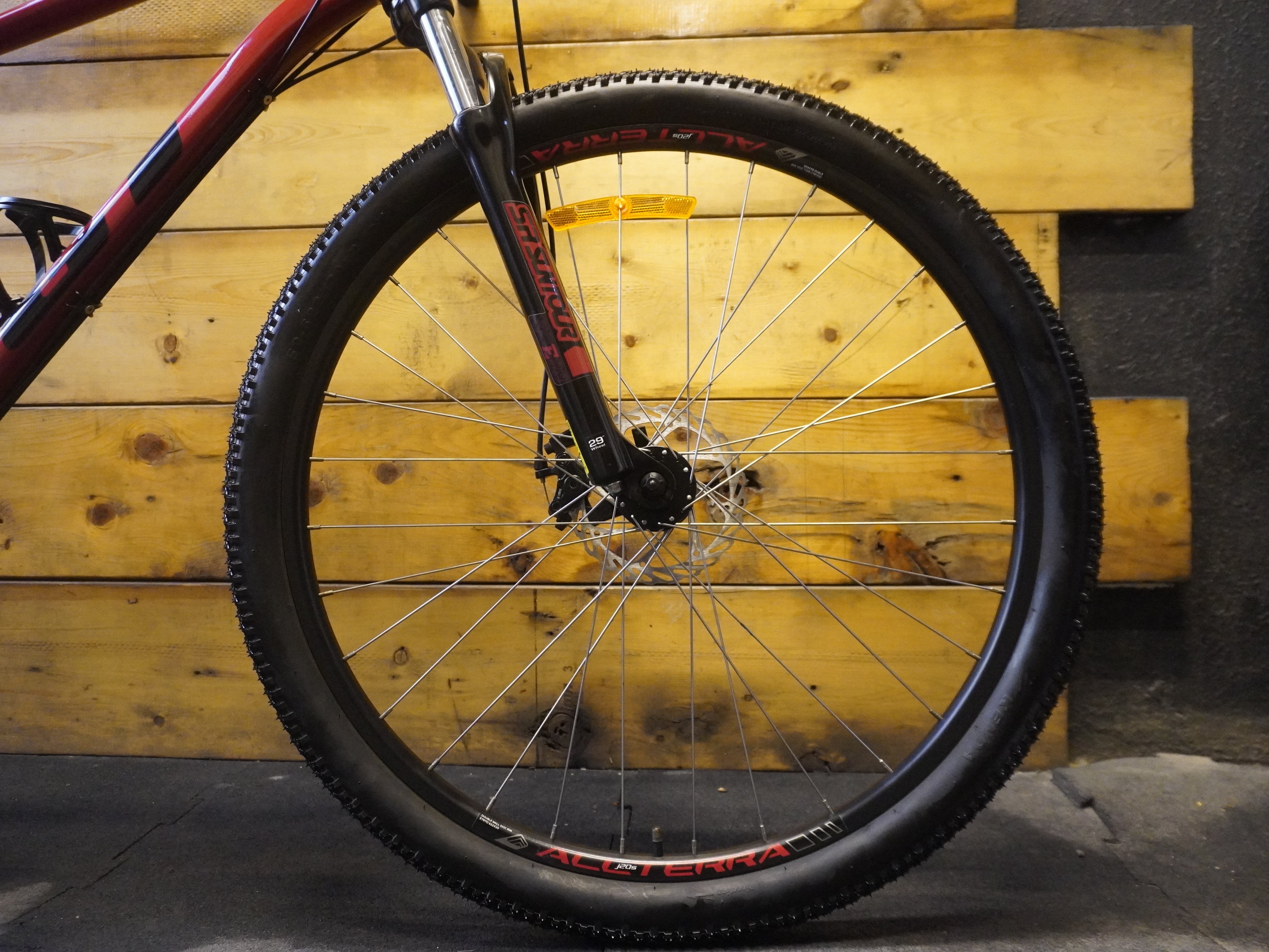 RENT GT Agressor Sport 9R Mountain Bike