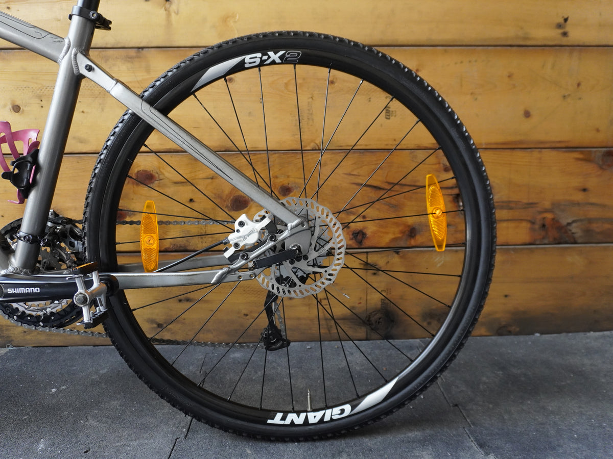 RENT Giant Roam XR 2 Hybrid Bike