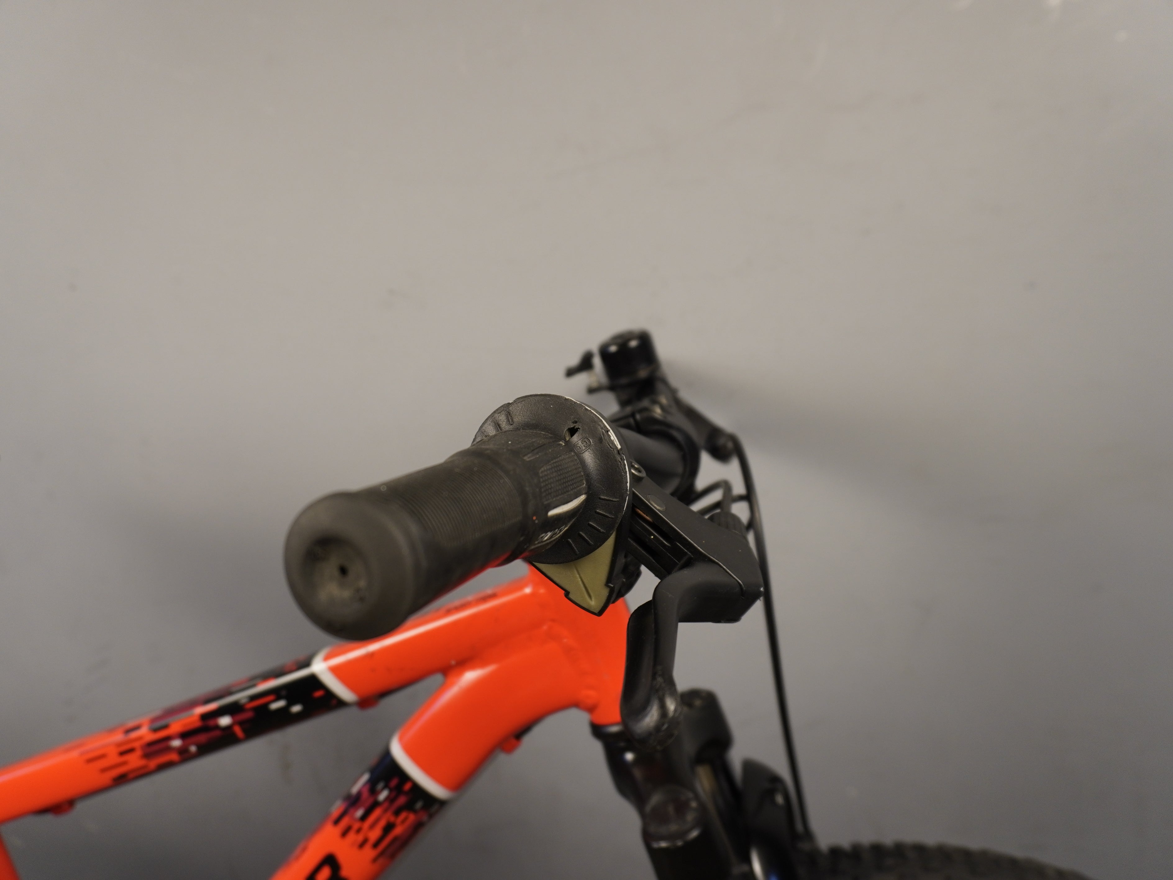 RENT B'twin Rockrider ST-900 Kids Bike