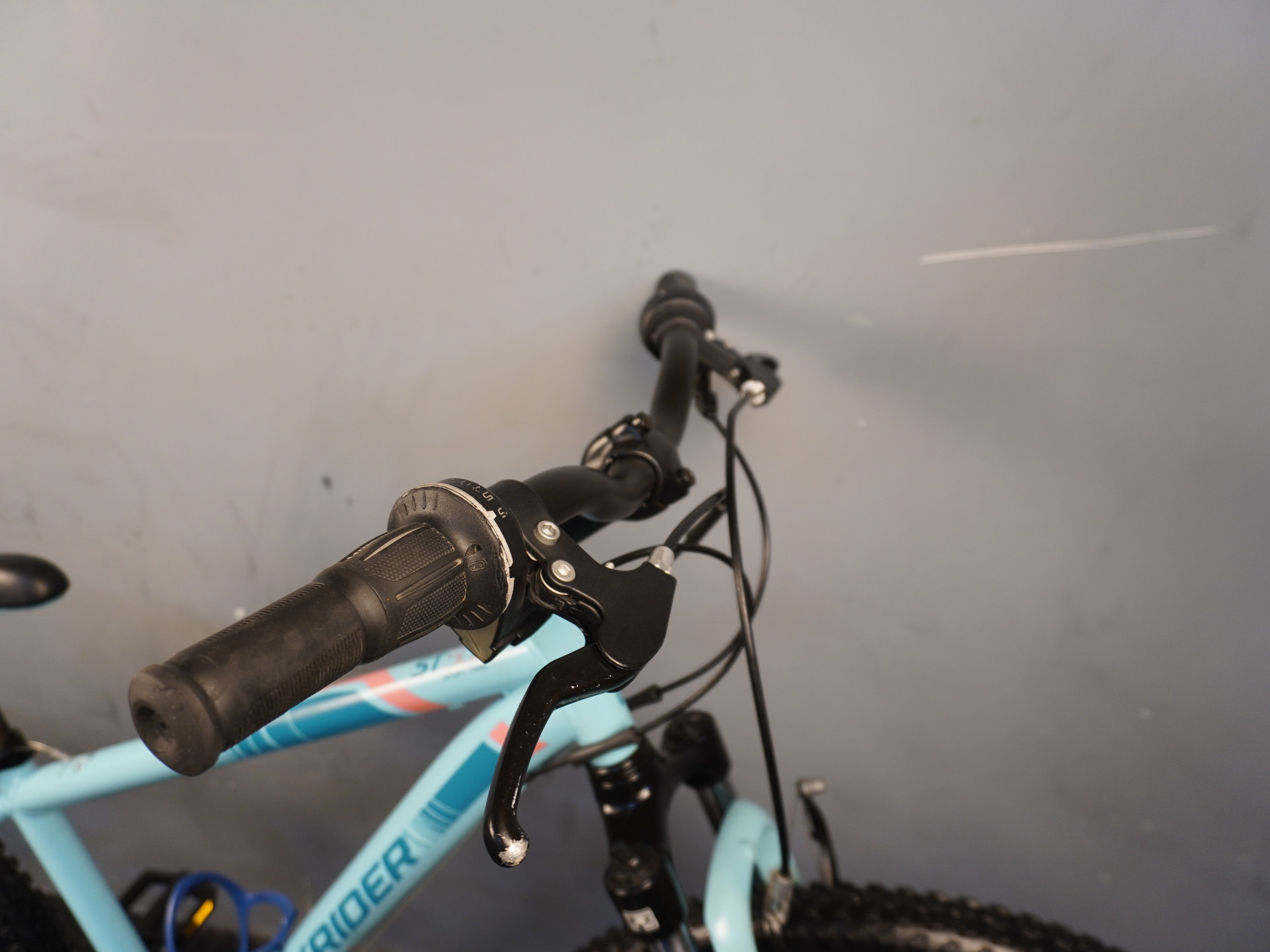 B'twin Rockrider ST-500 Kids Bike