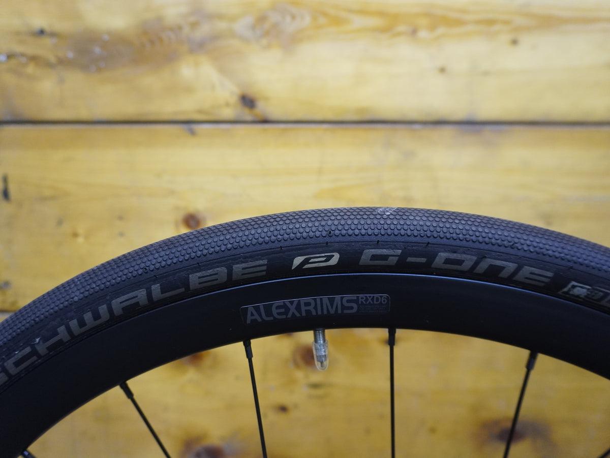 RENT Canyon Roadlite CF Hybrid Bike