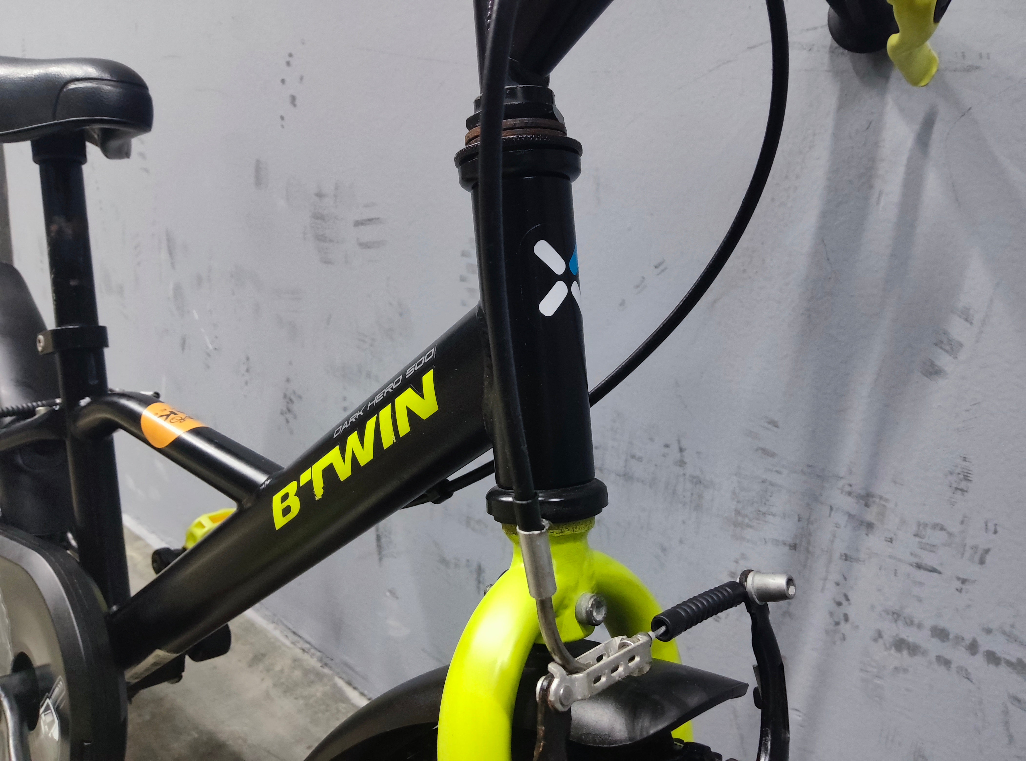 B'twin Dark Hero 500 Kids Bike