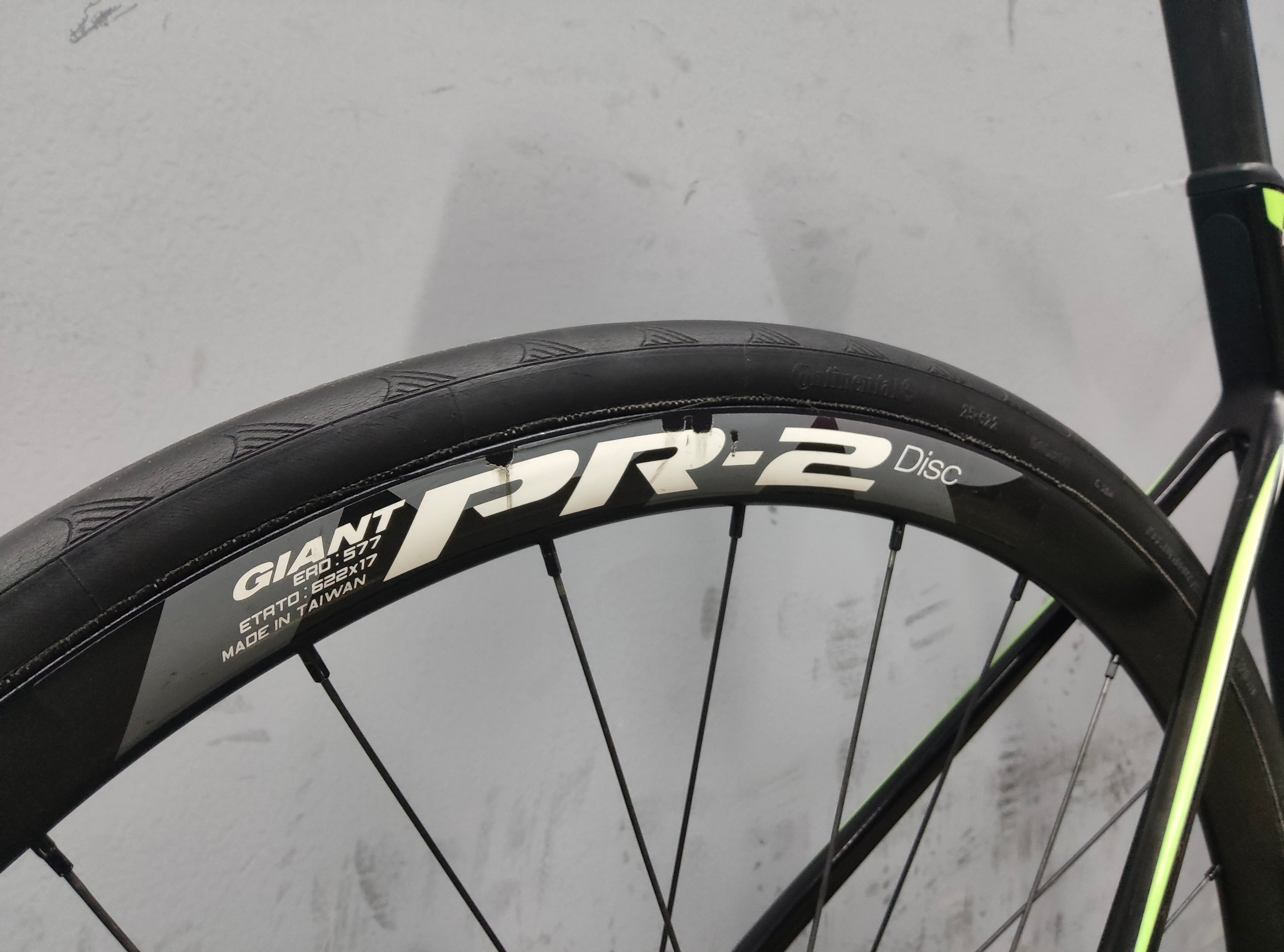 Giant Defy Advanced 2 Road Bike