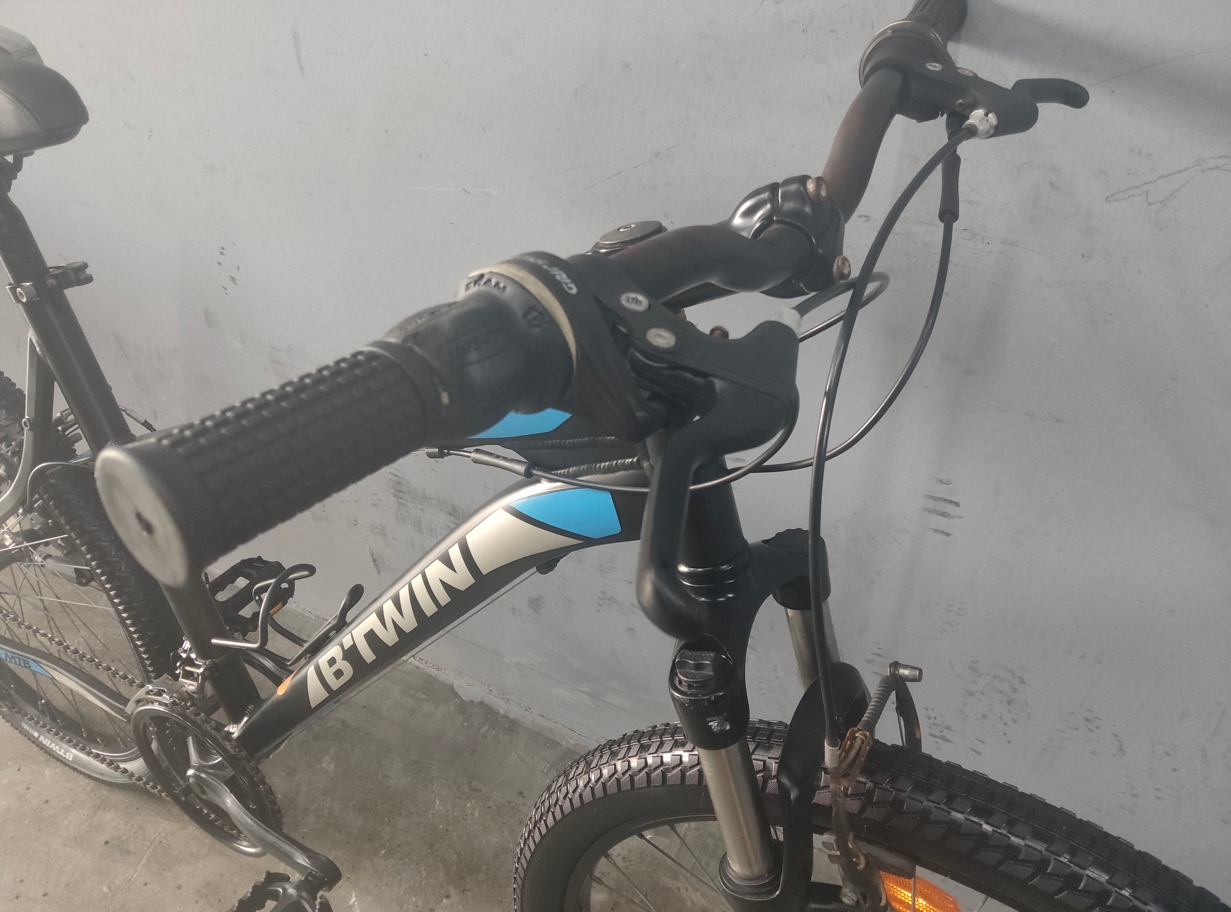 B'twin Rockrider 340 Mountain Bike