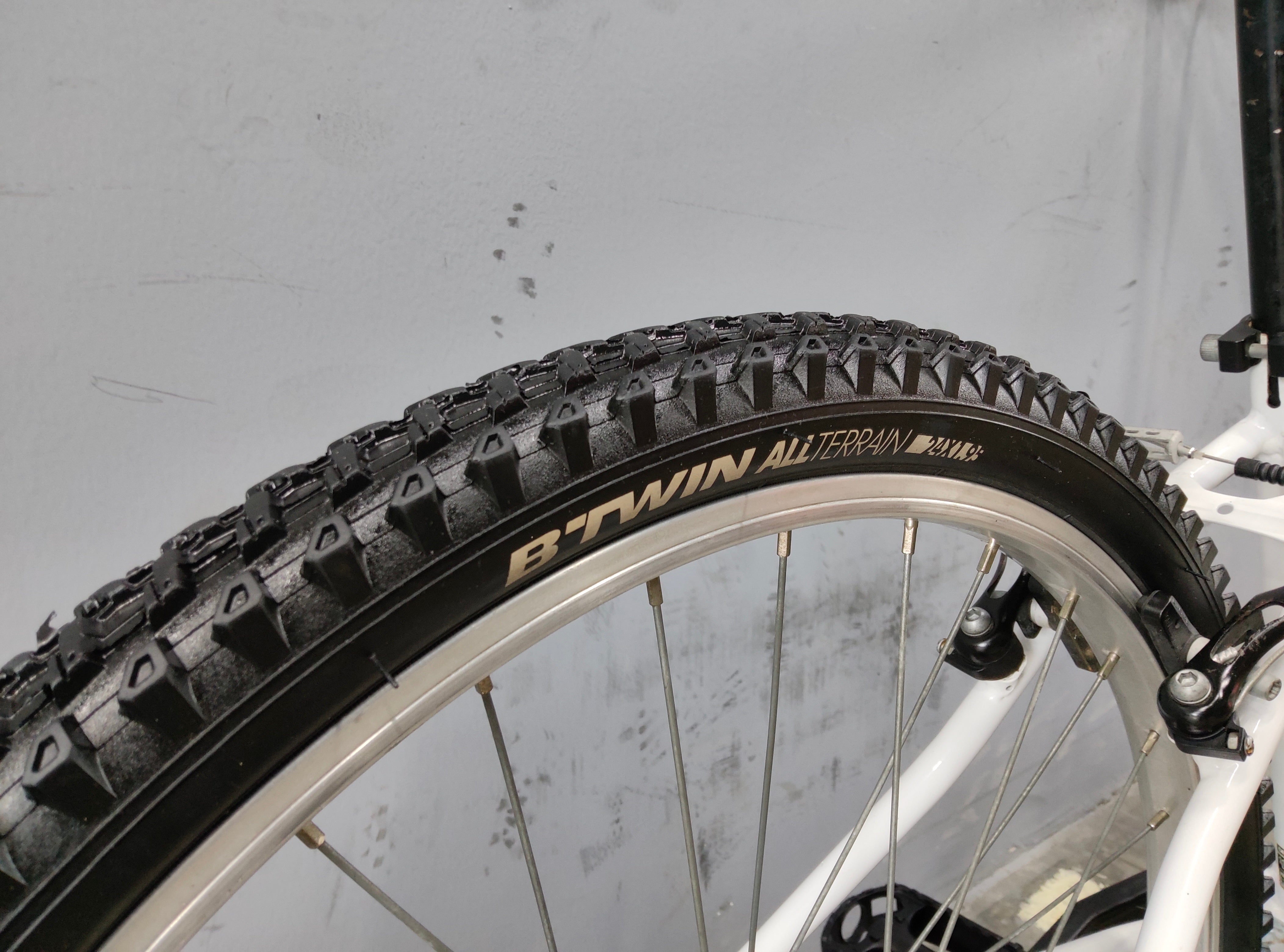 B'Twin Rockrider ST-100 Kids Bike