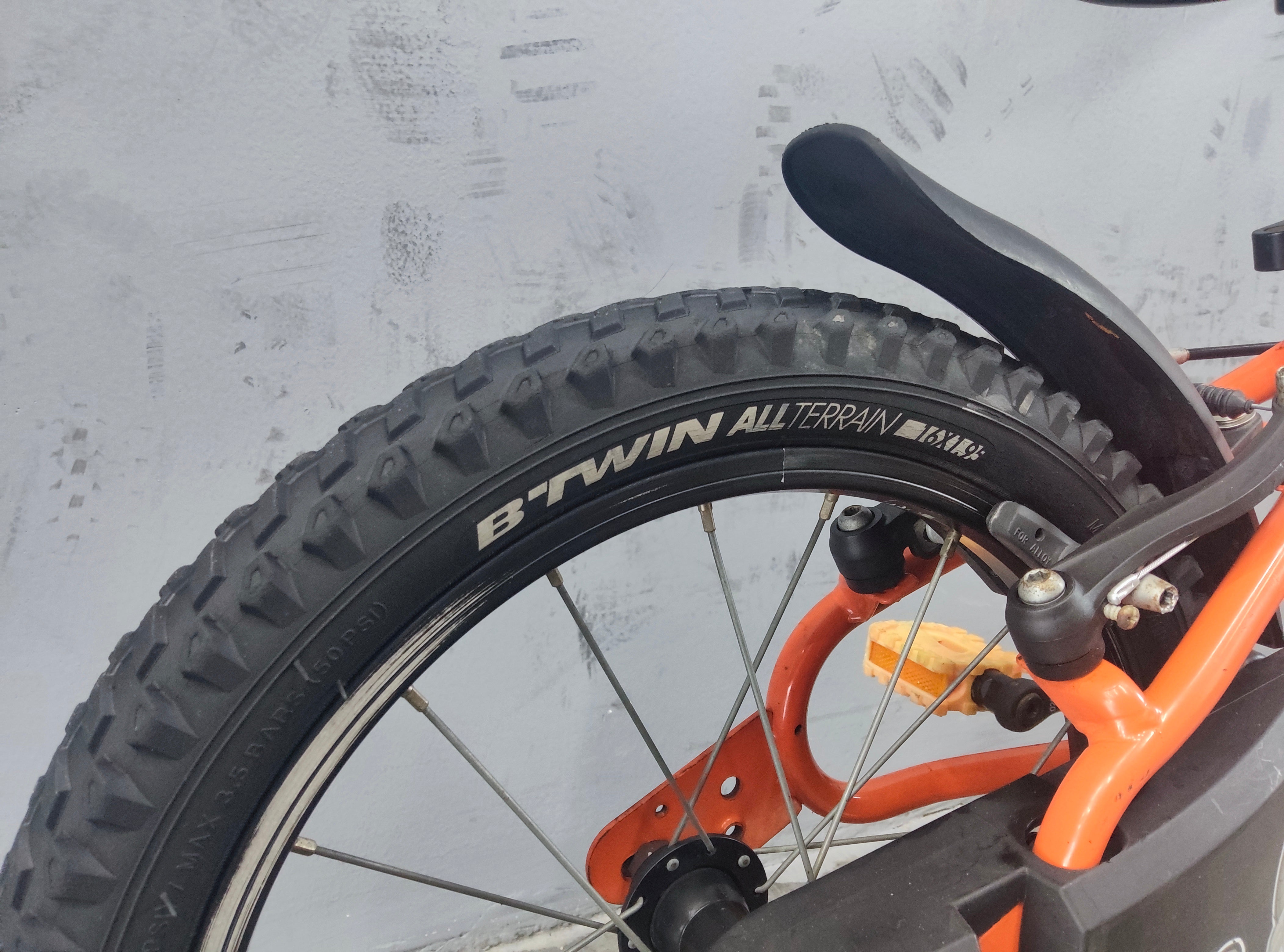 RENT B'Twin Robot 500 Kids Bike