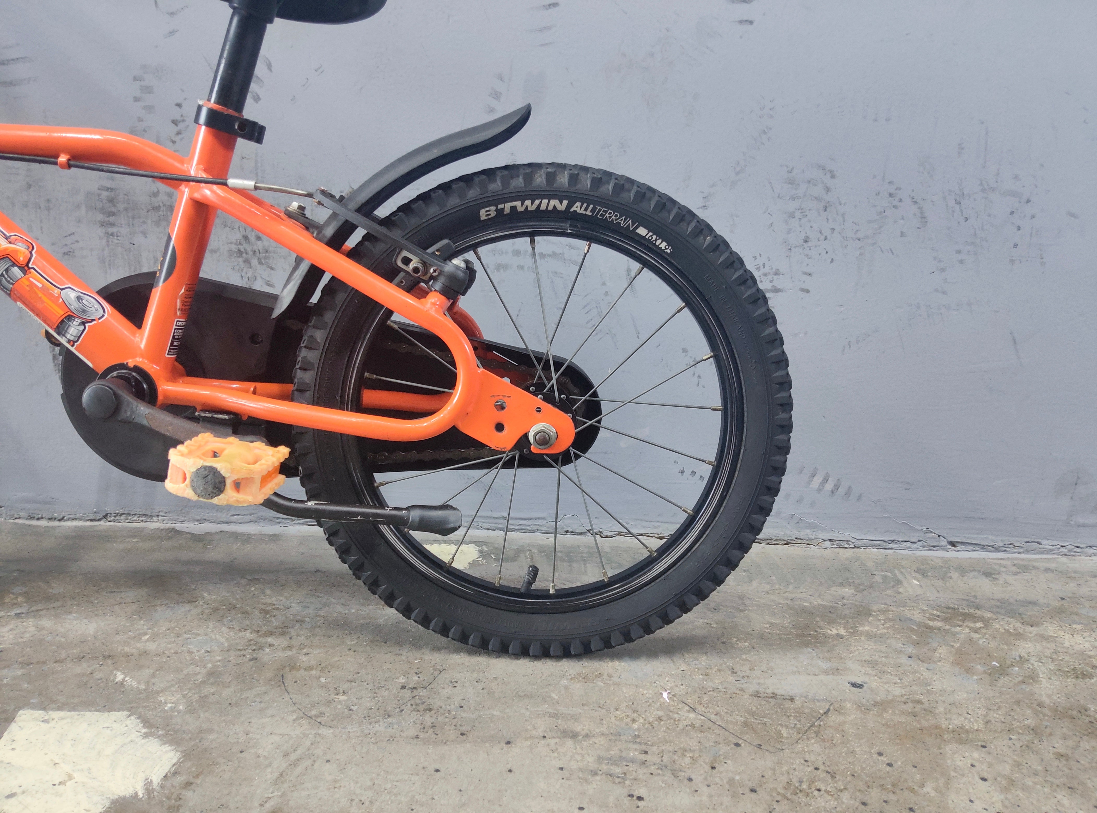 RENT B'Twin Robot 500 Kids Bike