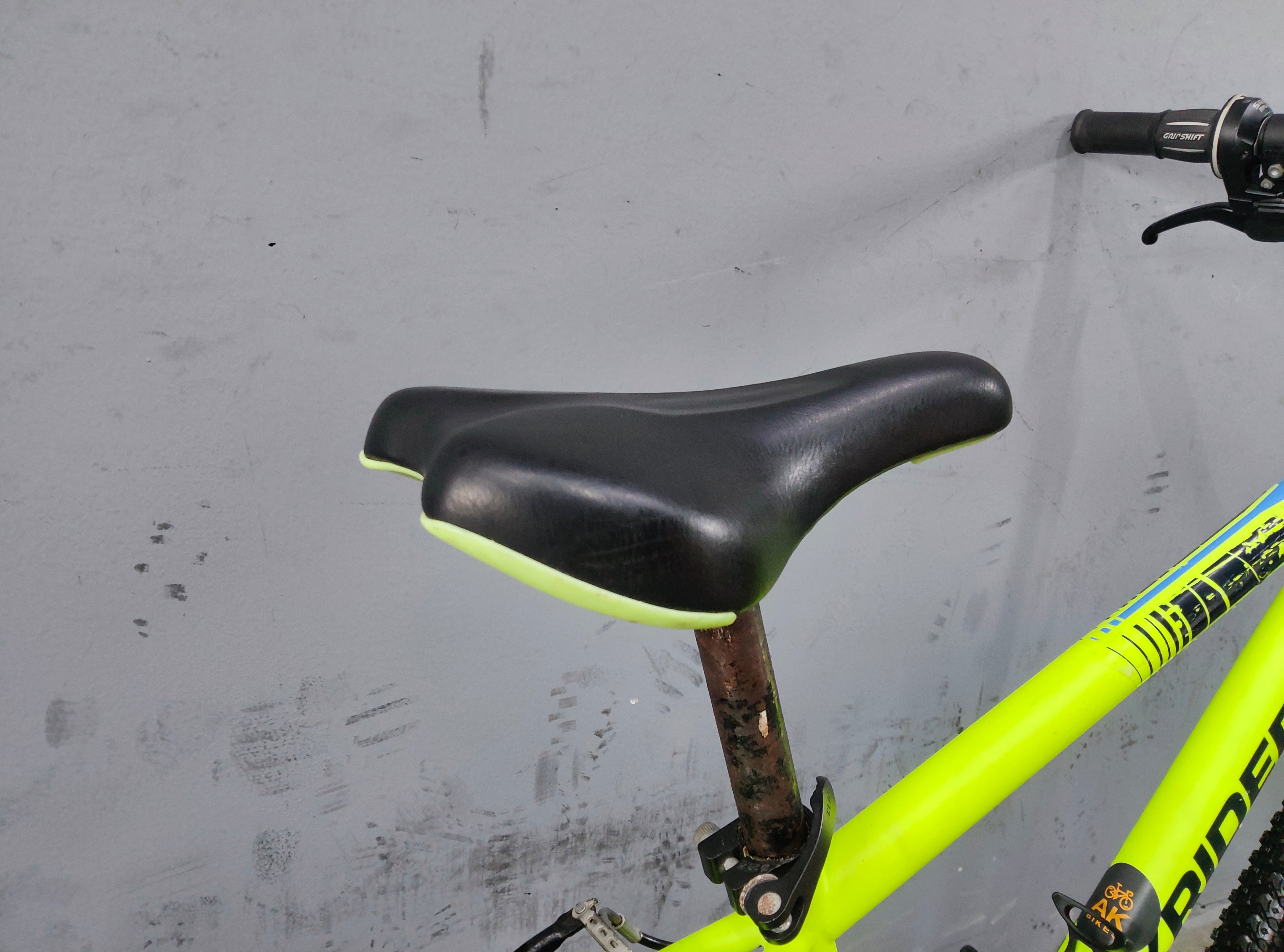 B'Twin Rockrider ST-500 Kids Bike