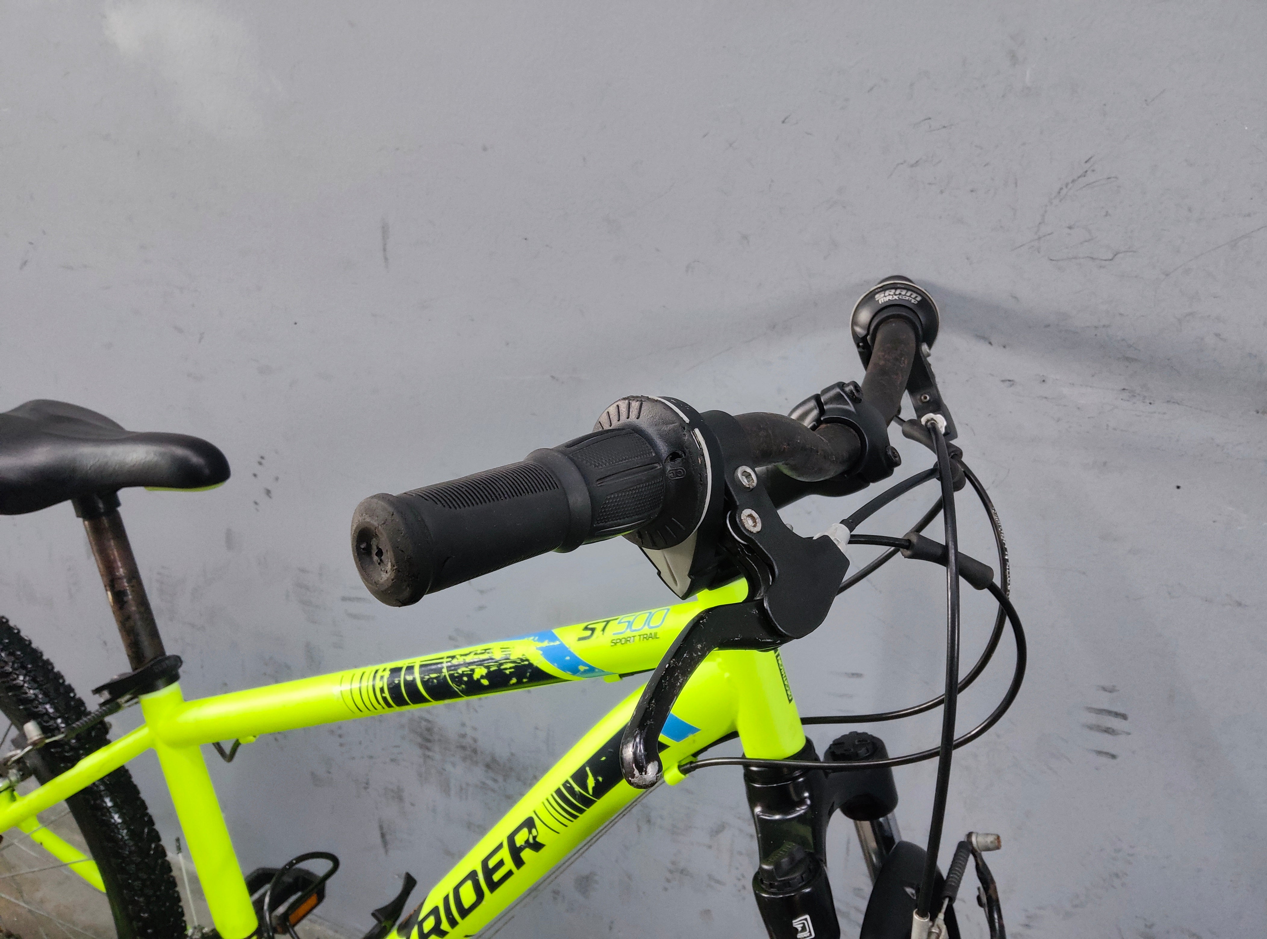 B'Twin Rockrider ST-500 Kids Bike