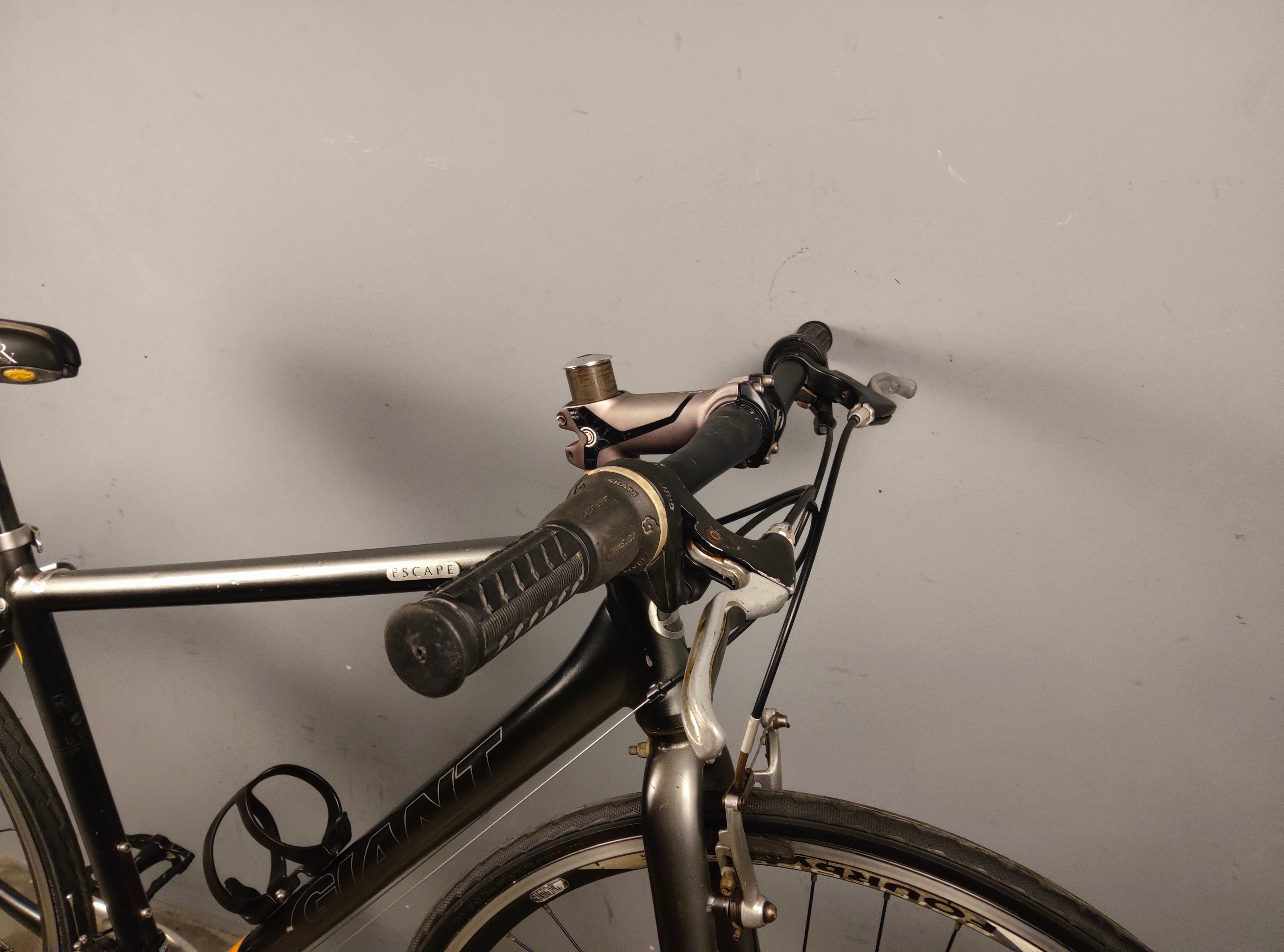 Giant Escape R3 Hybrid Bike