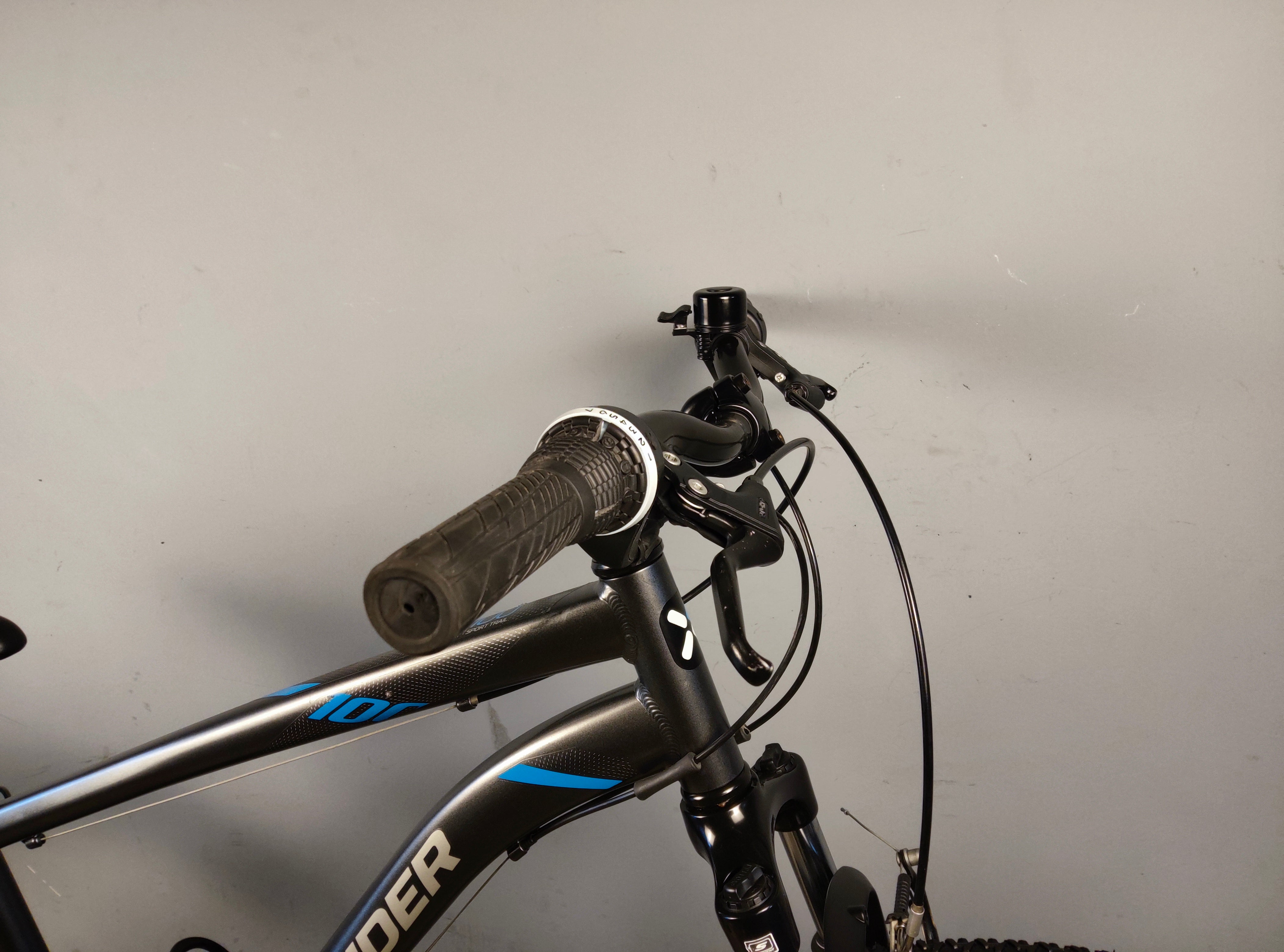 B'twin Rockrider ST-100 Mountain Bike