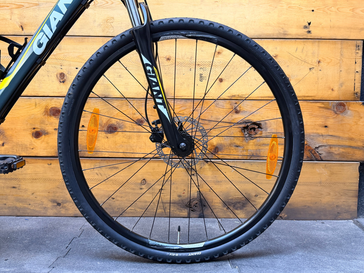 Giant Roam 2 Hybrid Bike