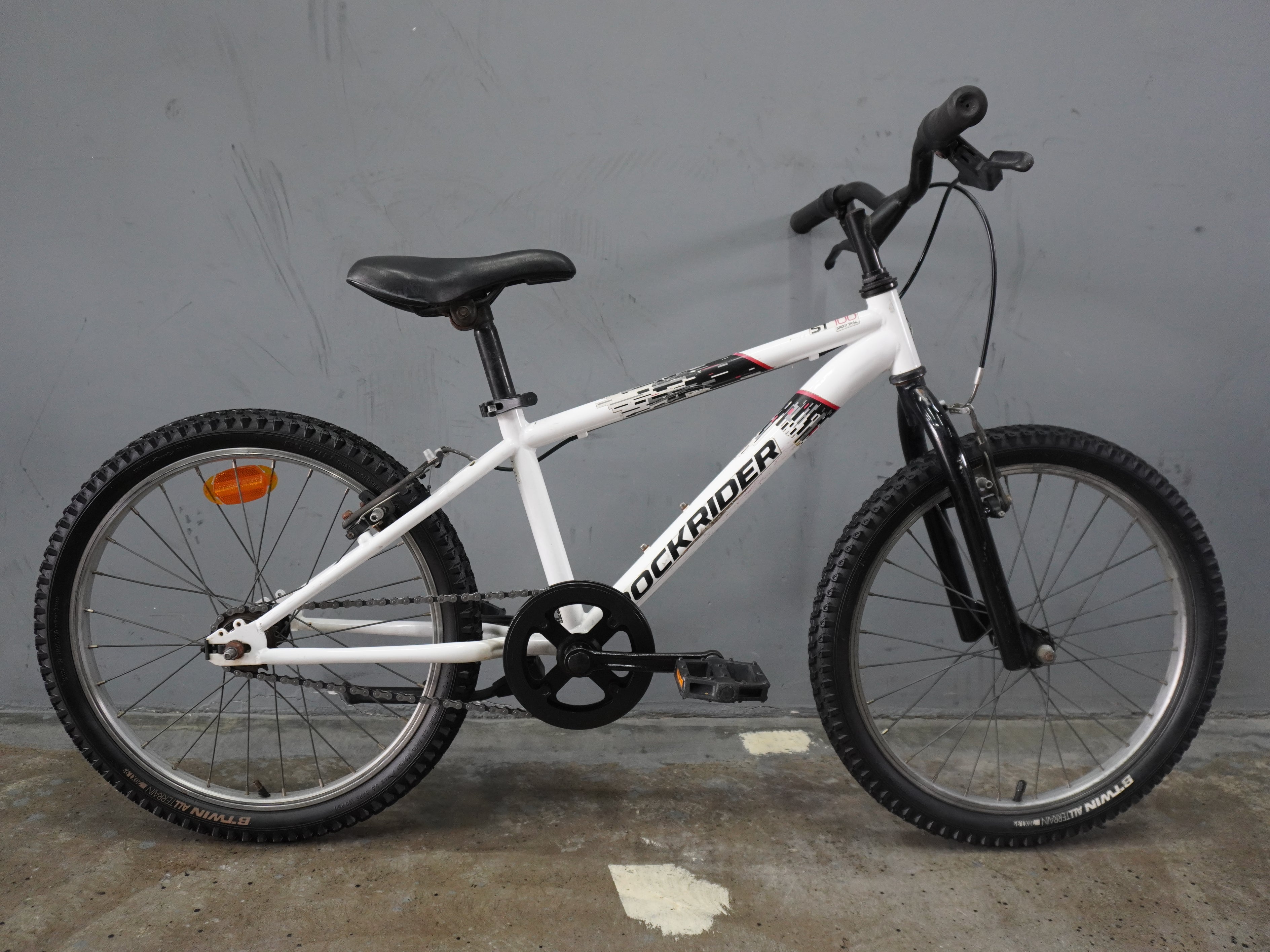 RENT Decathlon Rockrider ST100 Kids Bike