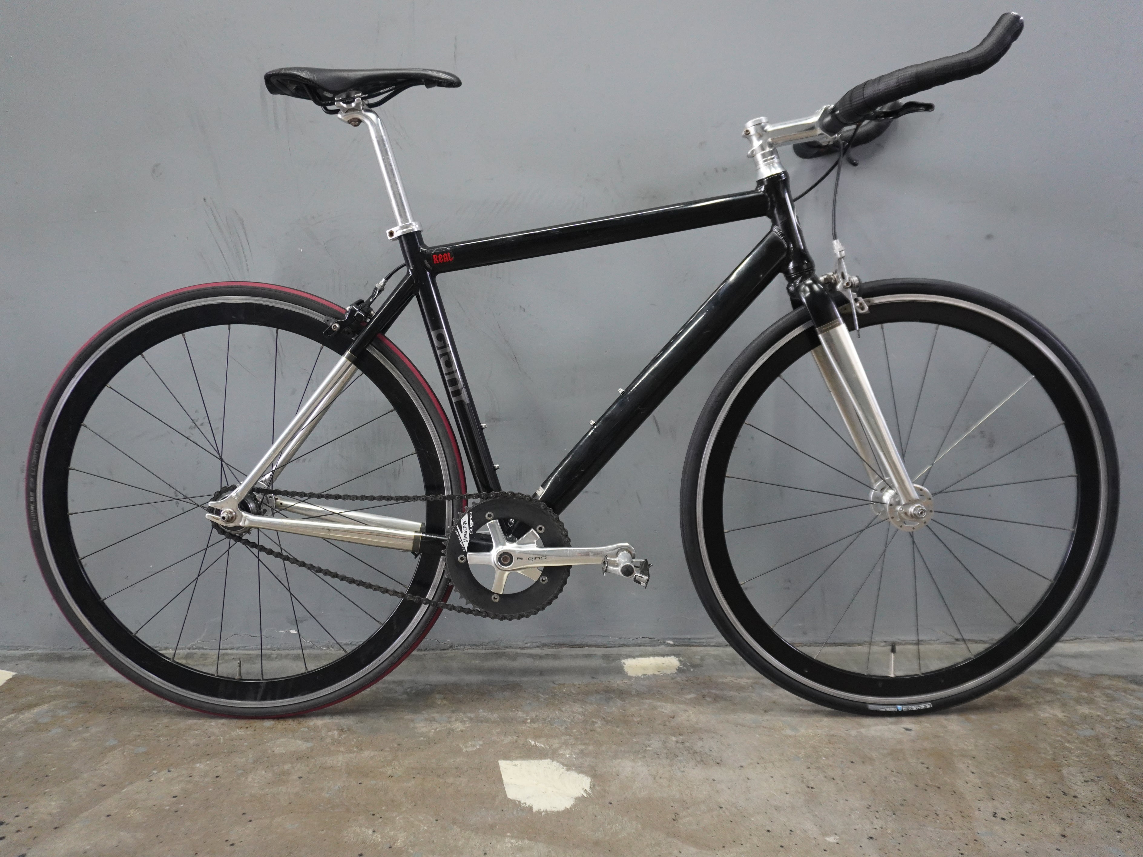 RENT Giant Bowrey 84' Fixie Road Bike