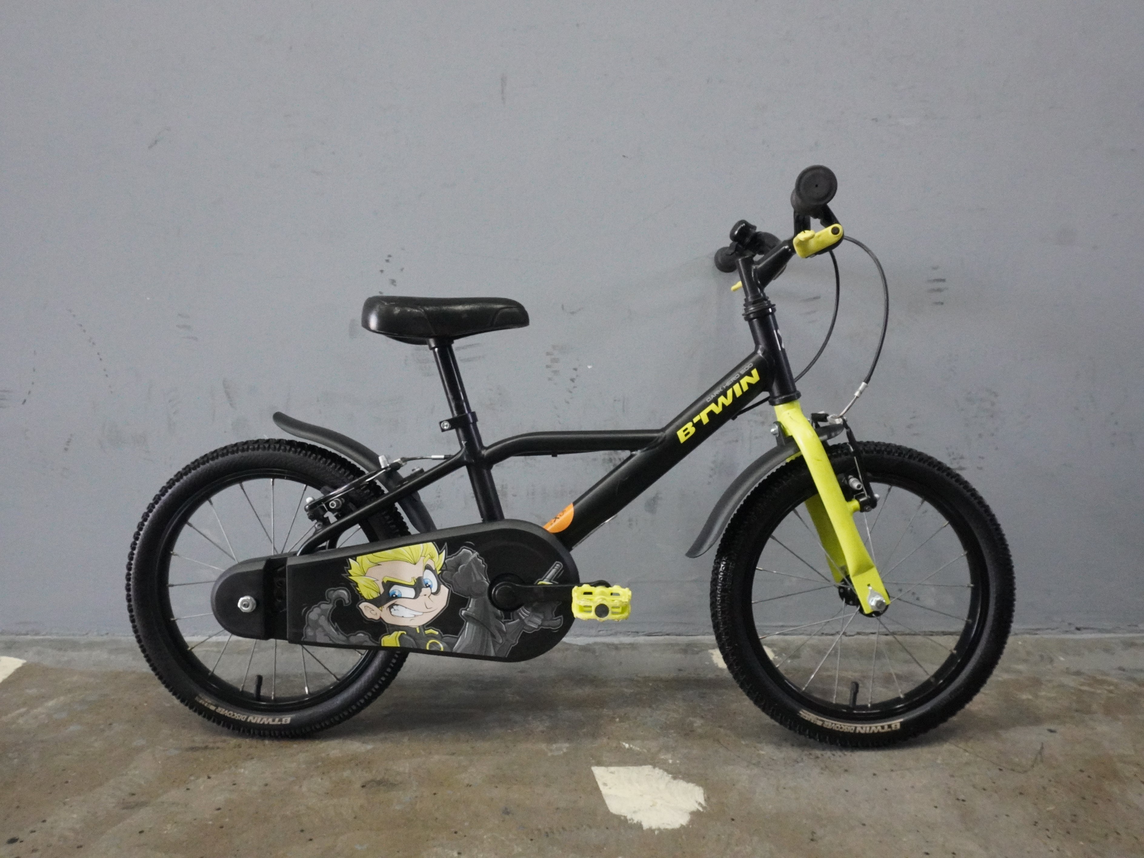 B'twin Dark Hero 500 Kids Bike