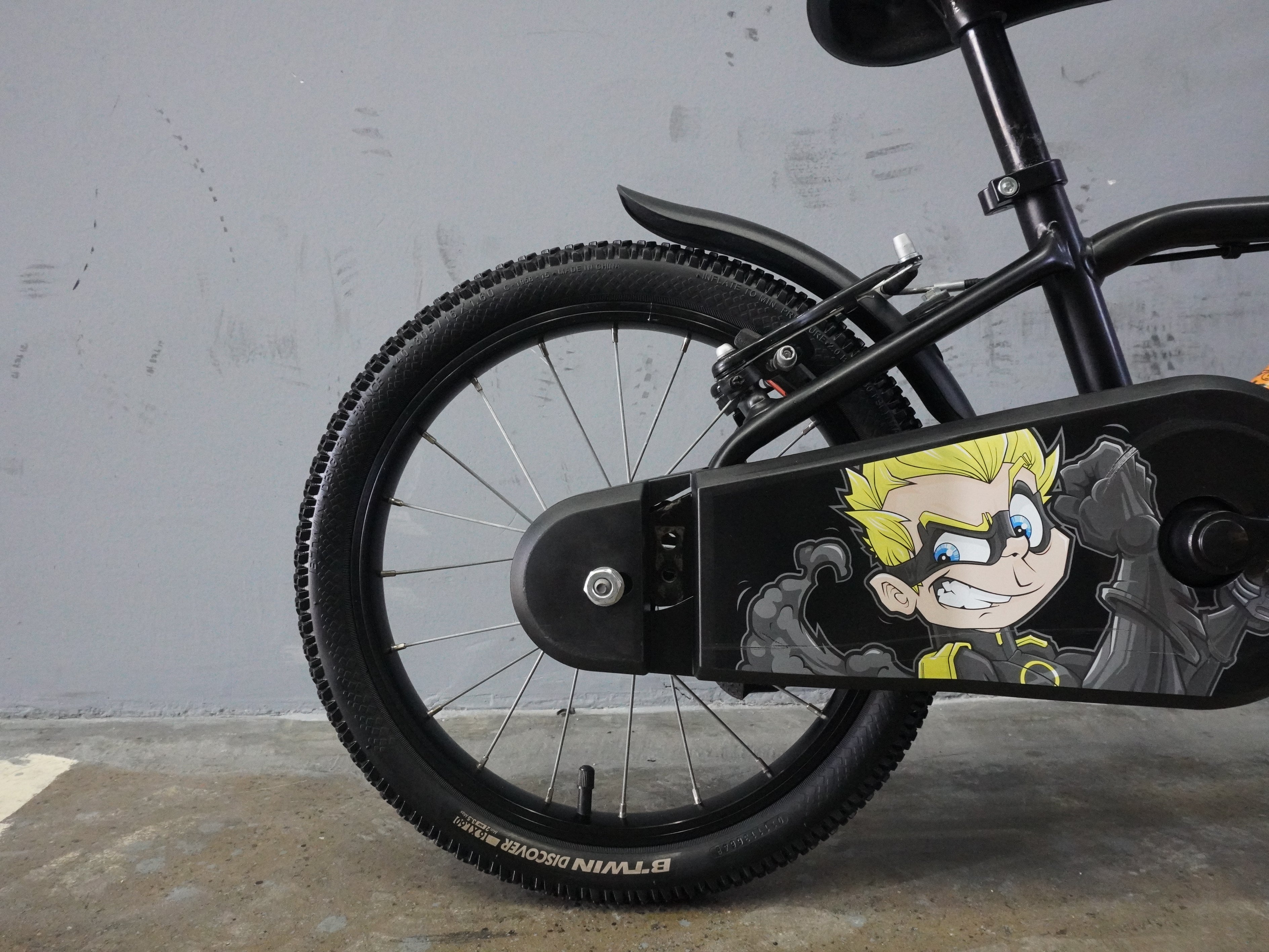 B'twin Dark Hero 500 Kids Bike