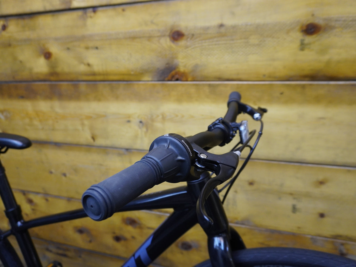 RENT Giant Escape 4 Hybrid Bike