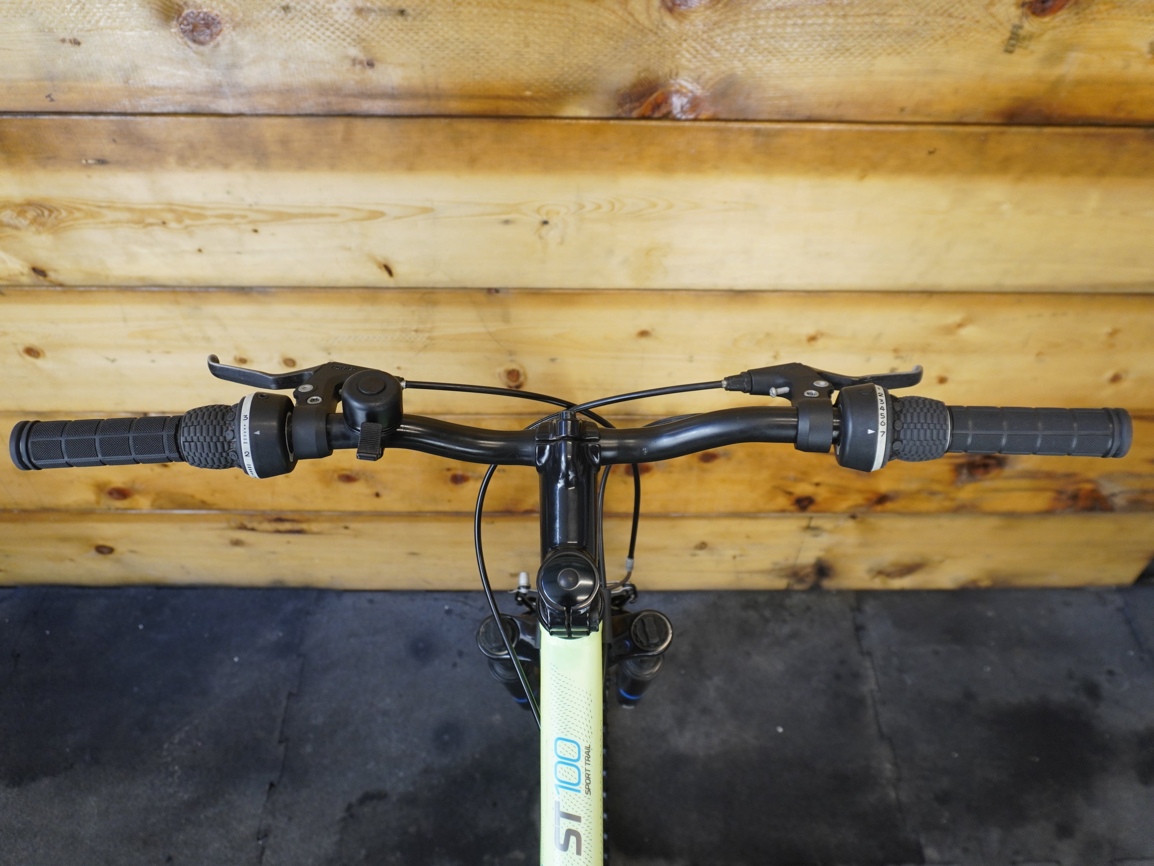 B'twin Rockrider ST-100 Mountain Bike