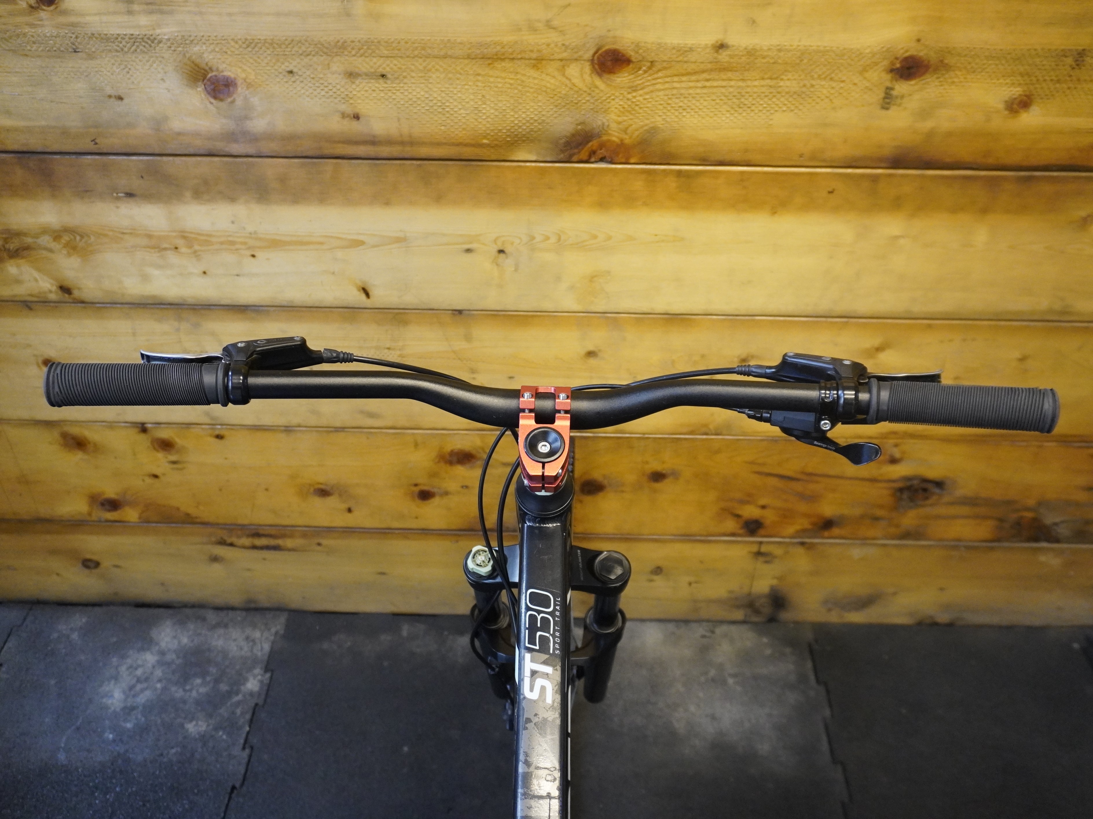 RENT B'Twin Rockrider ST-530 Mountain Bike