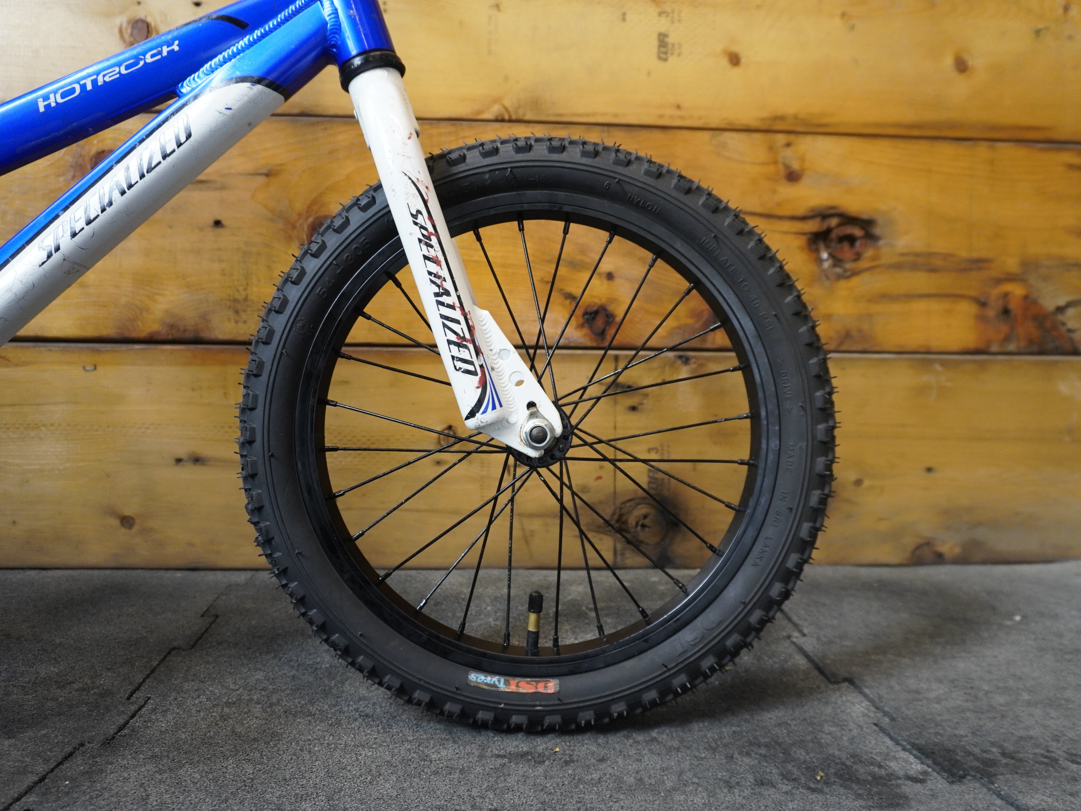 RENT Specialized Hotrock 16 Kids Bike
