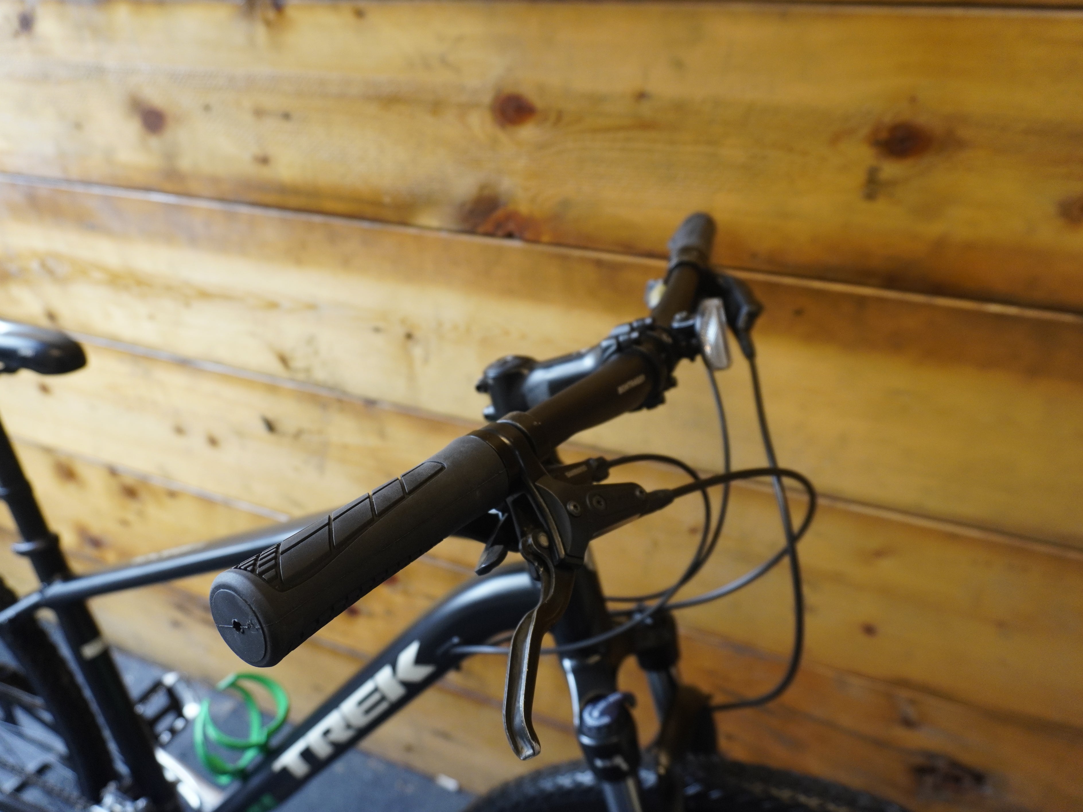 Trek Dual Sport 2 Hybrid Bike